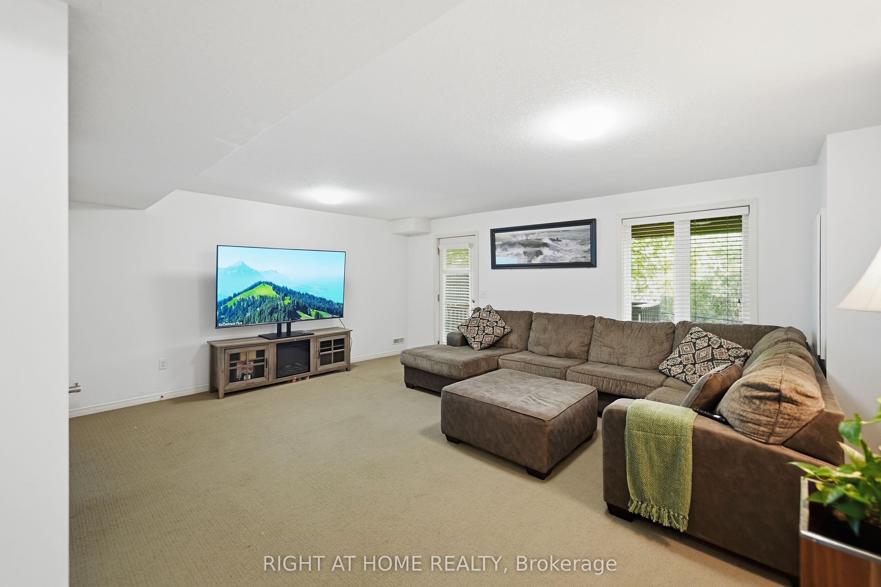 582 Hyde Park Road 7 Property Photo 25