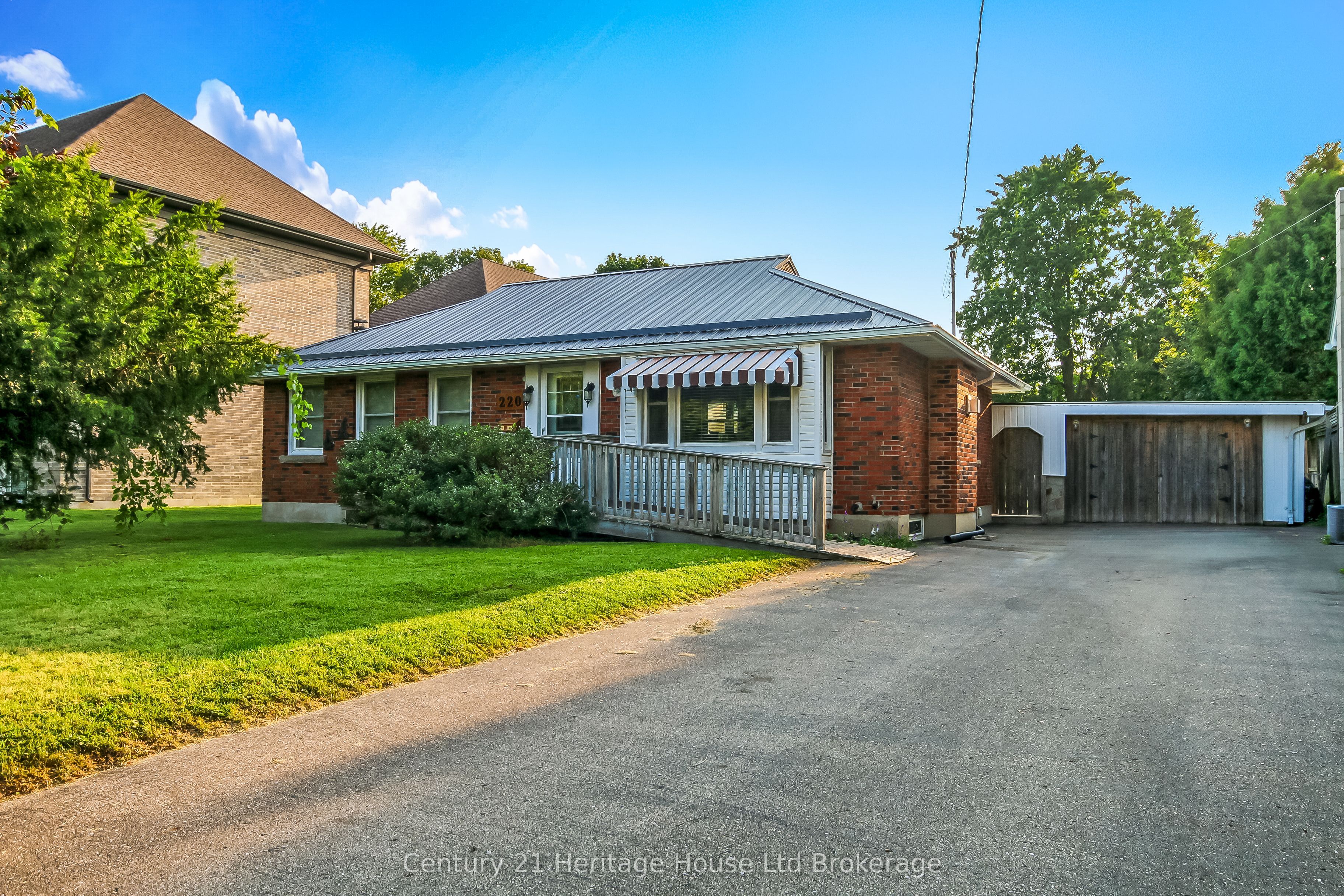 220 Clarke Street N Property Photo 1