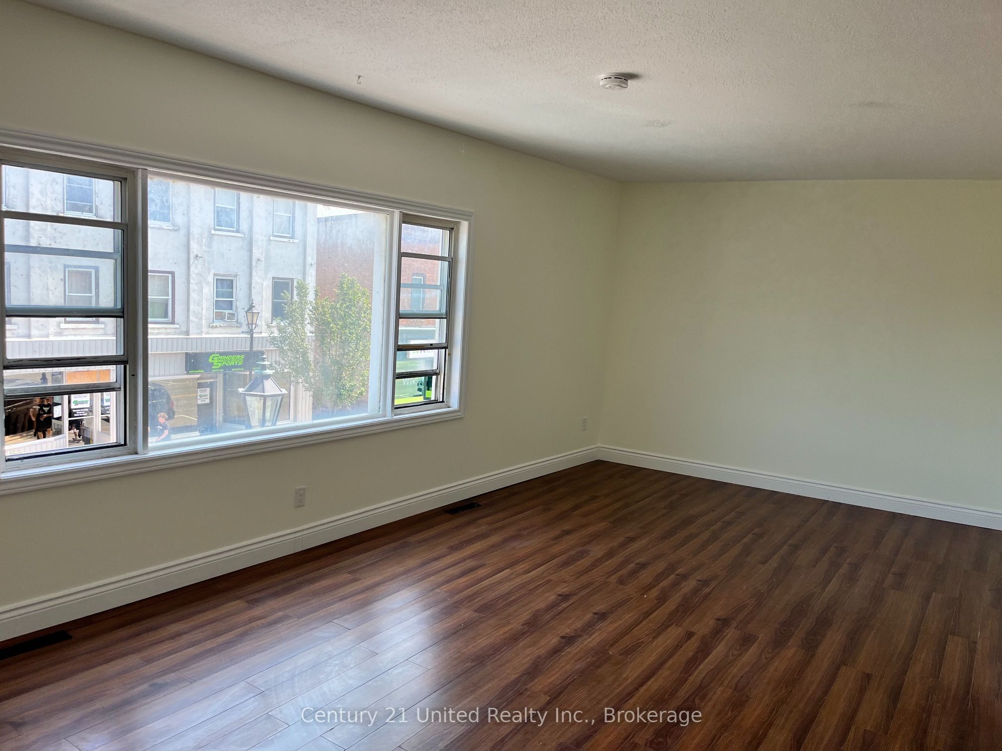 50 Front Street N Property Photo 14