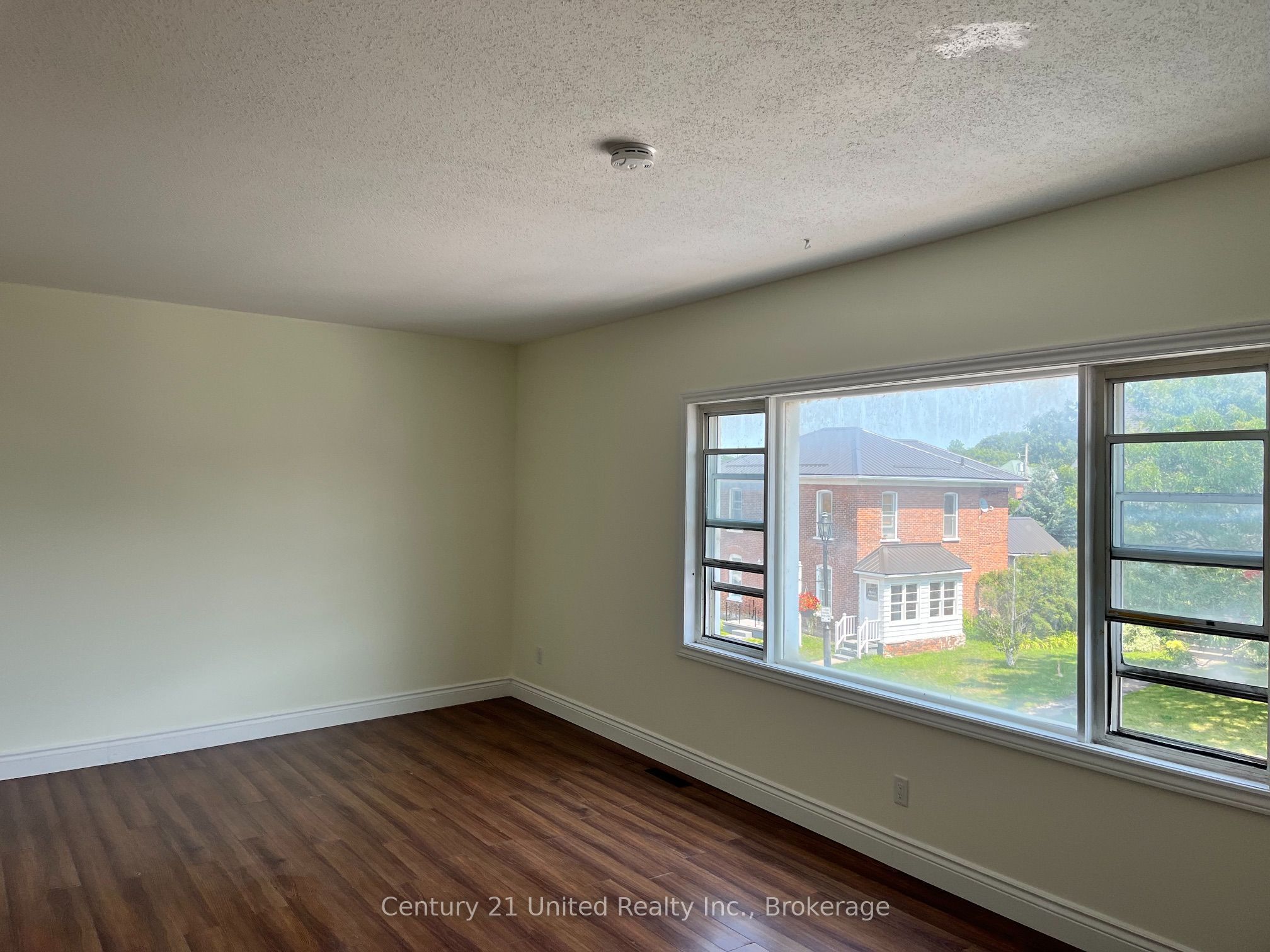 50 Front Street N Property Photo 15