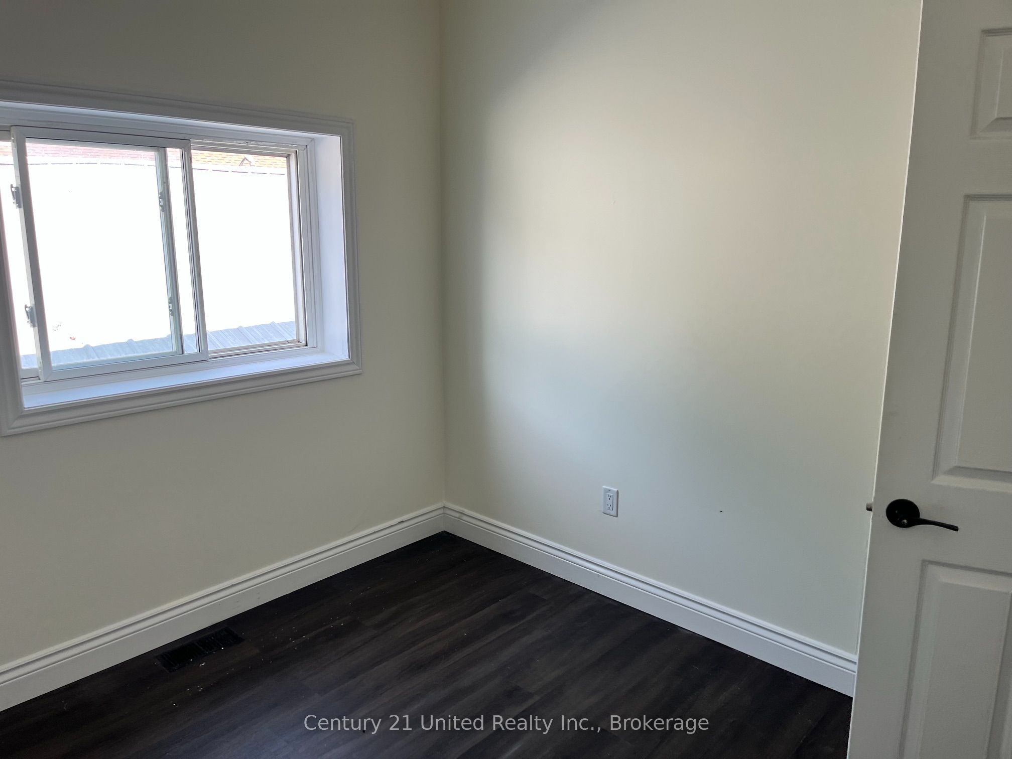 50 Front Street N Property Photo 17