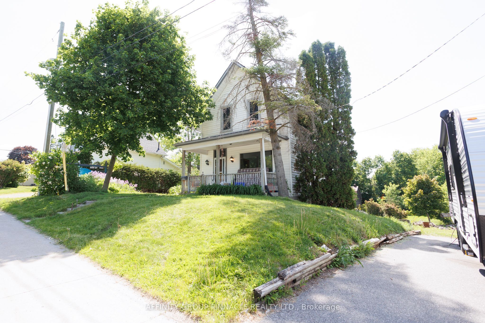7 Colborne Street E Property Photo 4