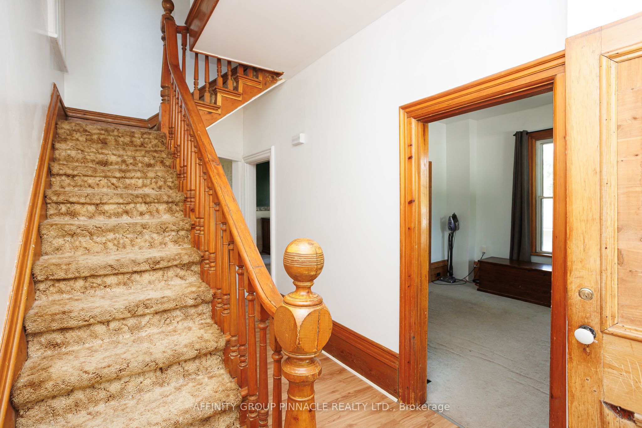 7 Colborne Street E Property Photo 25