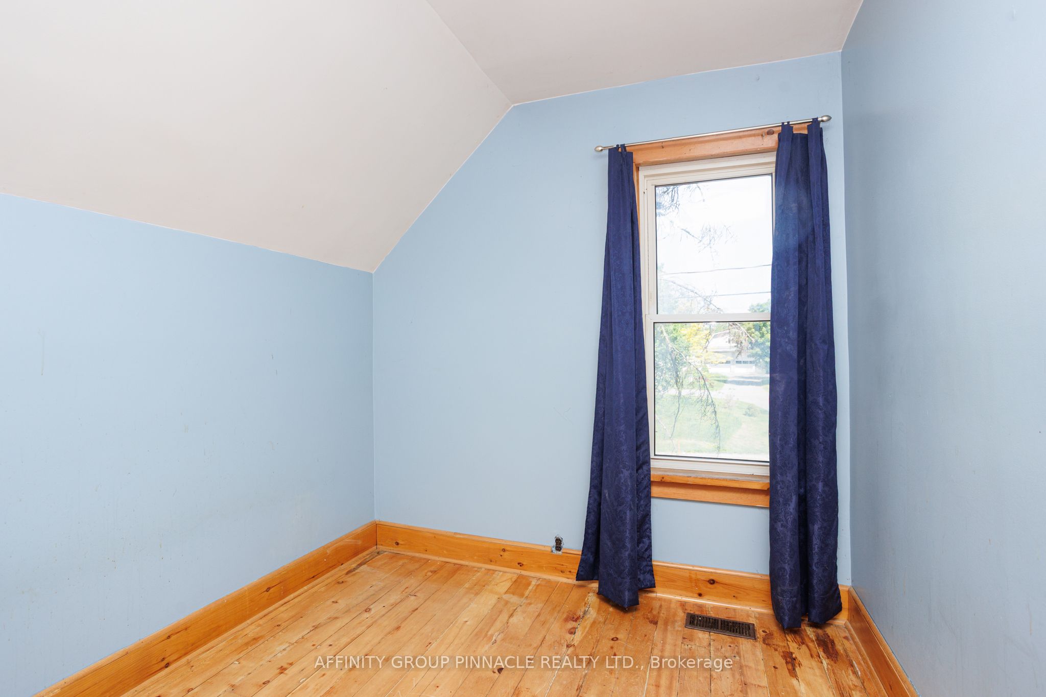 7 Colborne Street E Property Photo 26