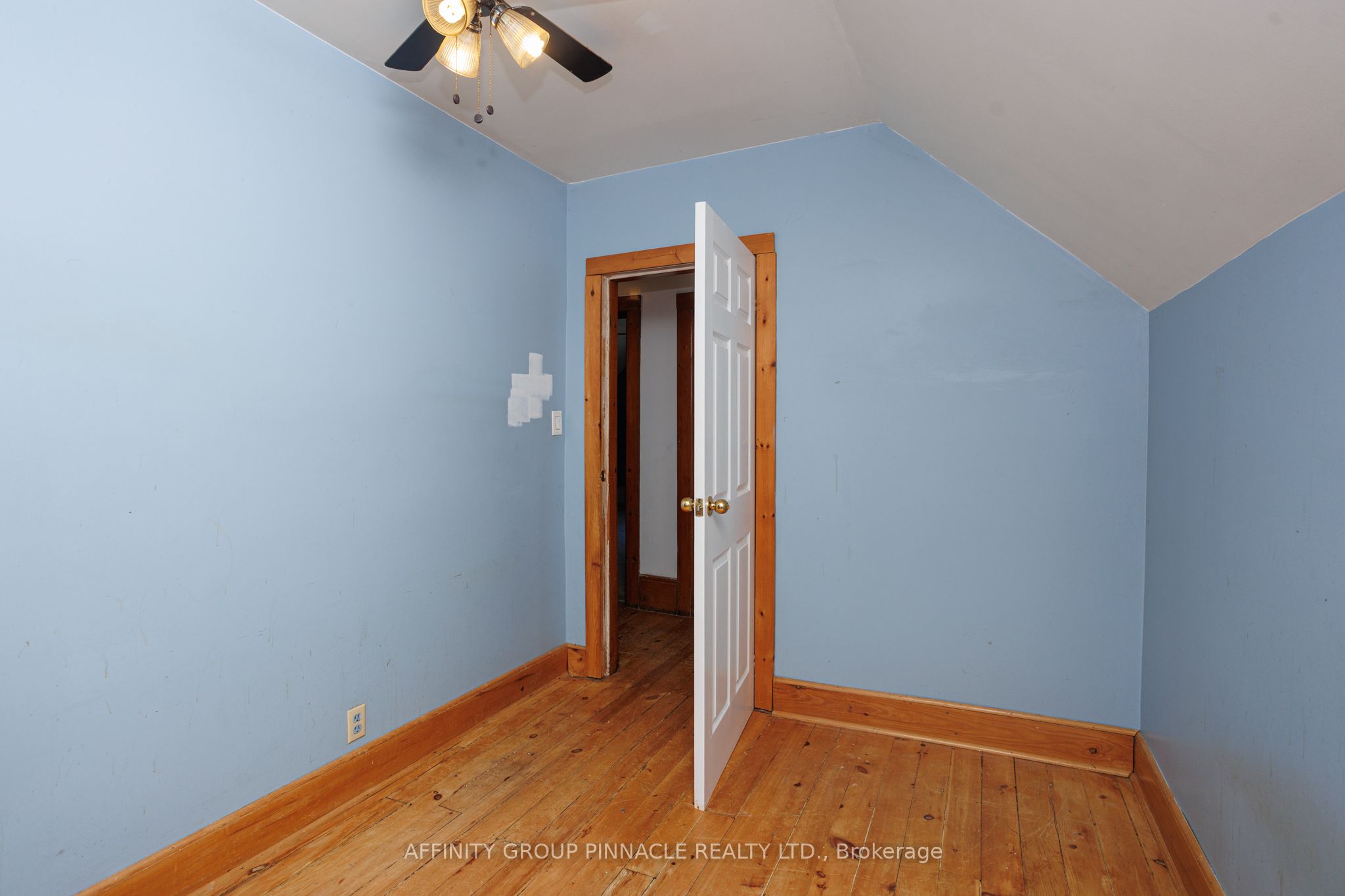7 Colborne Street E Property Photo 27