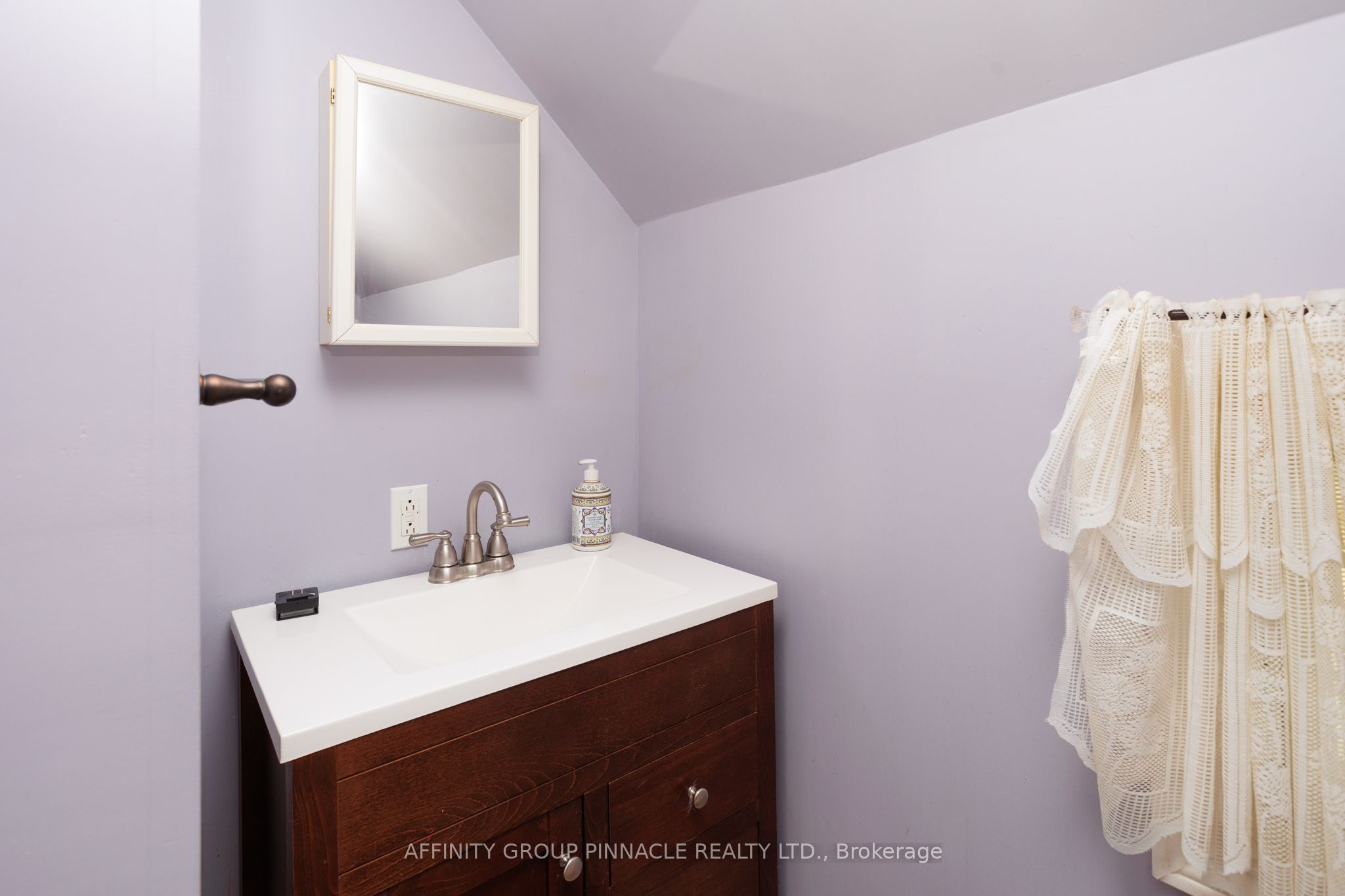 7 Colborne Street E Property Photo 33