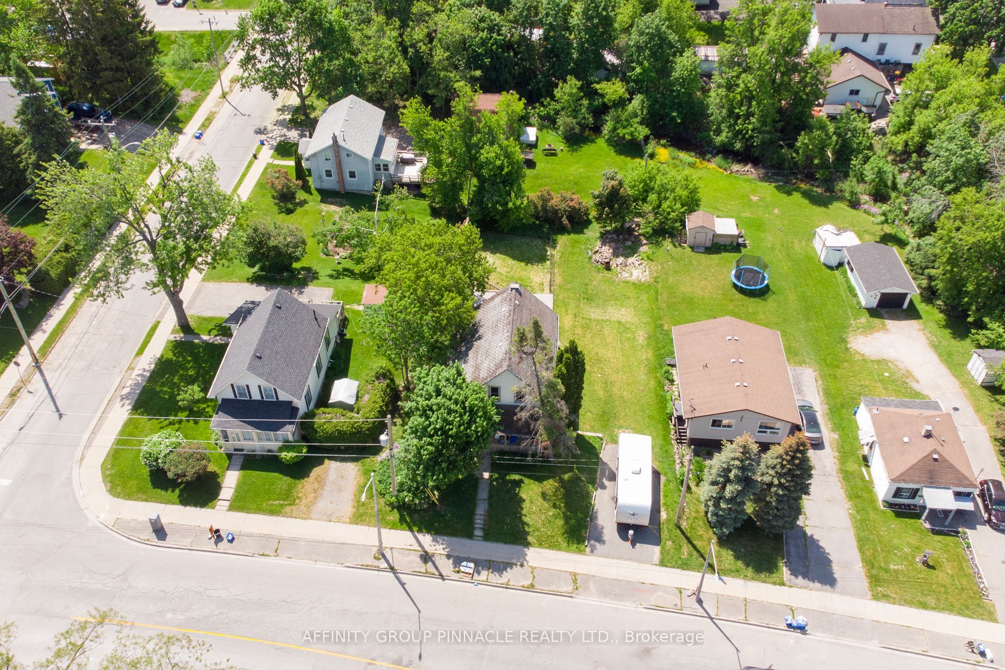 7 Colborne Street E Property Photo 43