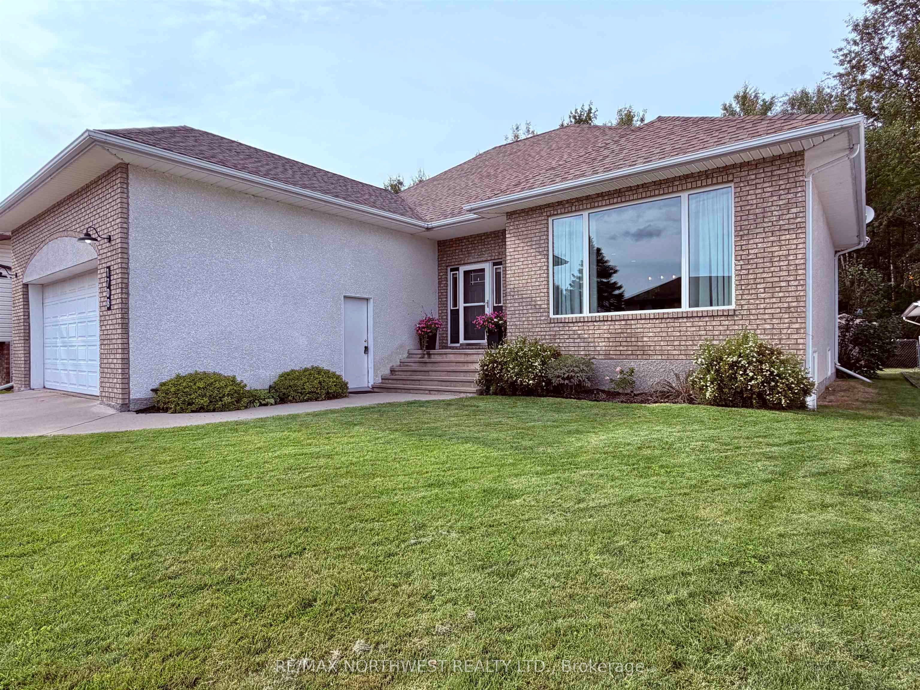 1708 Lyndy Place Property Photo 2