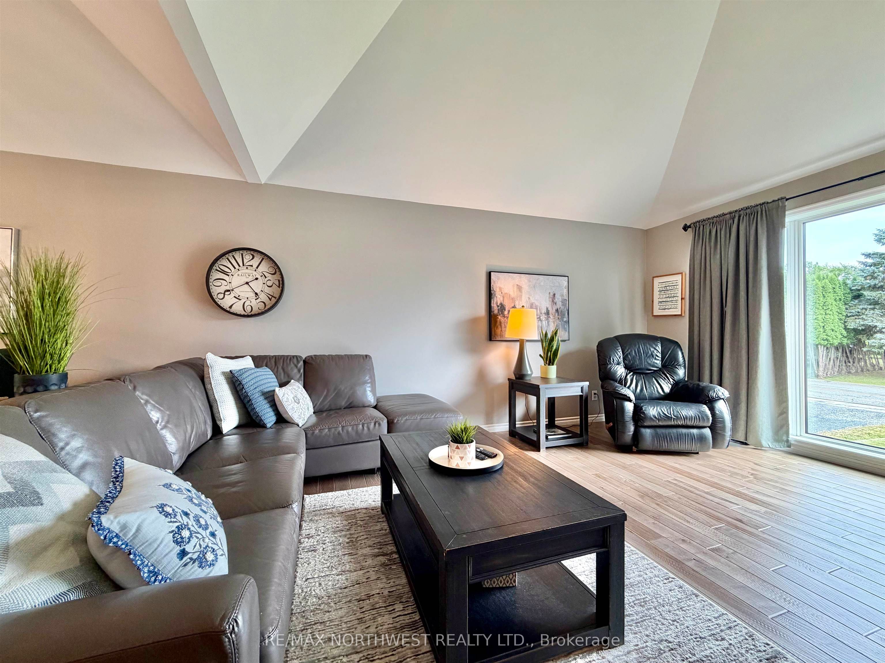 1708 Lyndy Place Property Photo 6