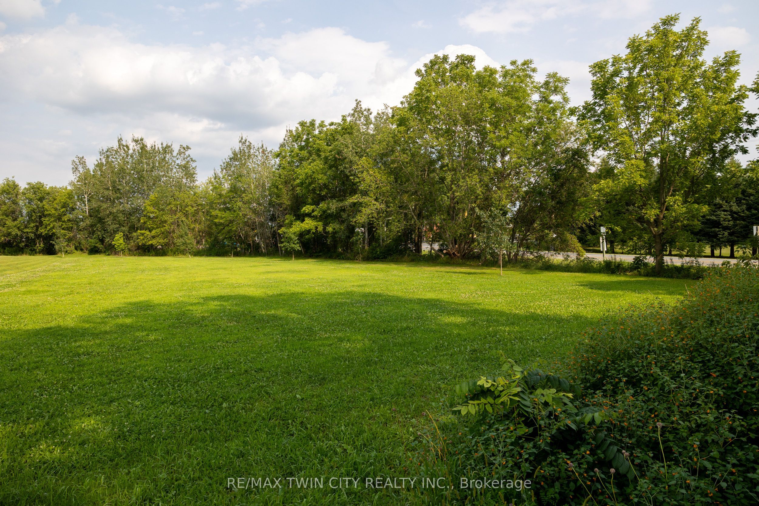 2 KINGS Lane Property Photo 1