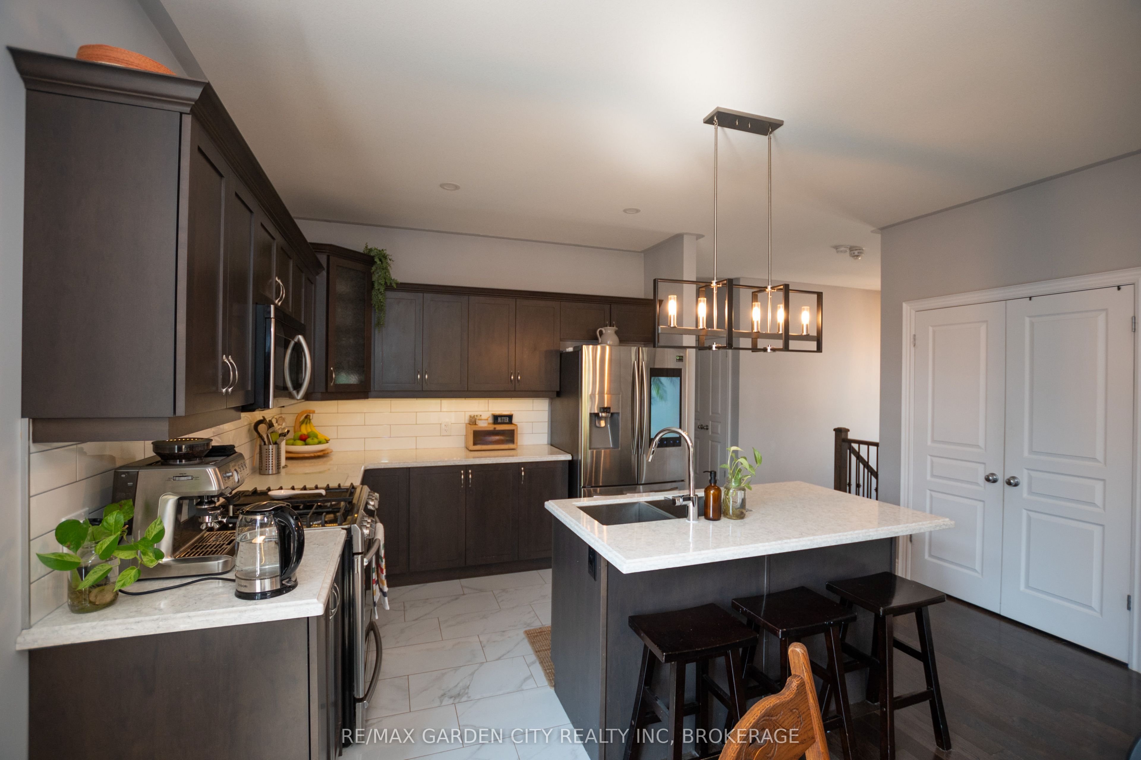 4073 Village Creek Drive Property Photo 6