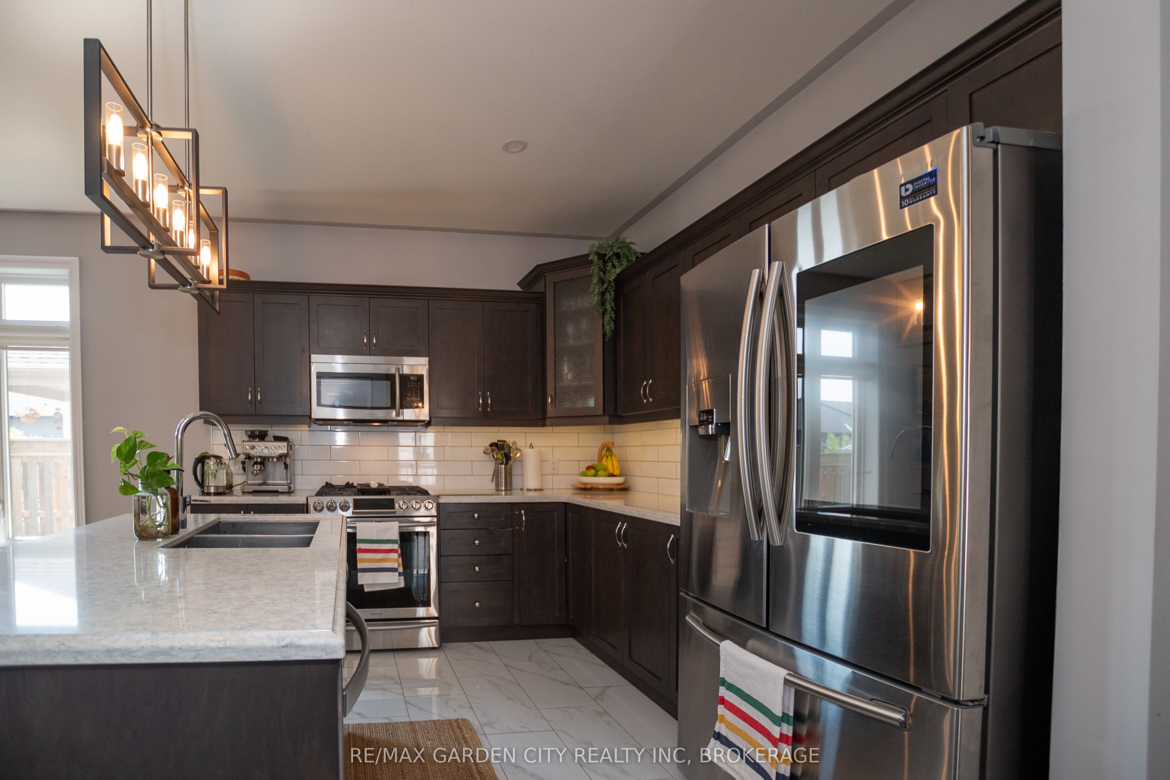 4073 Village Creek Drive Property Photo 9