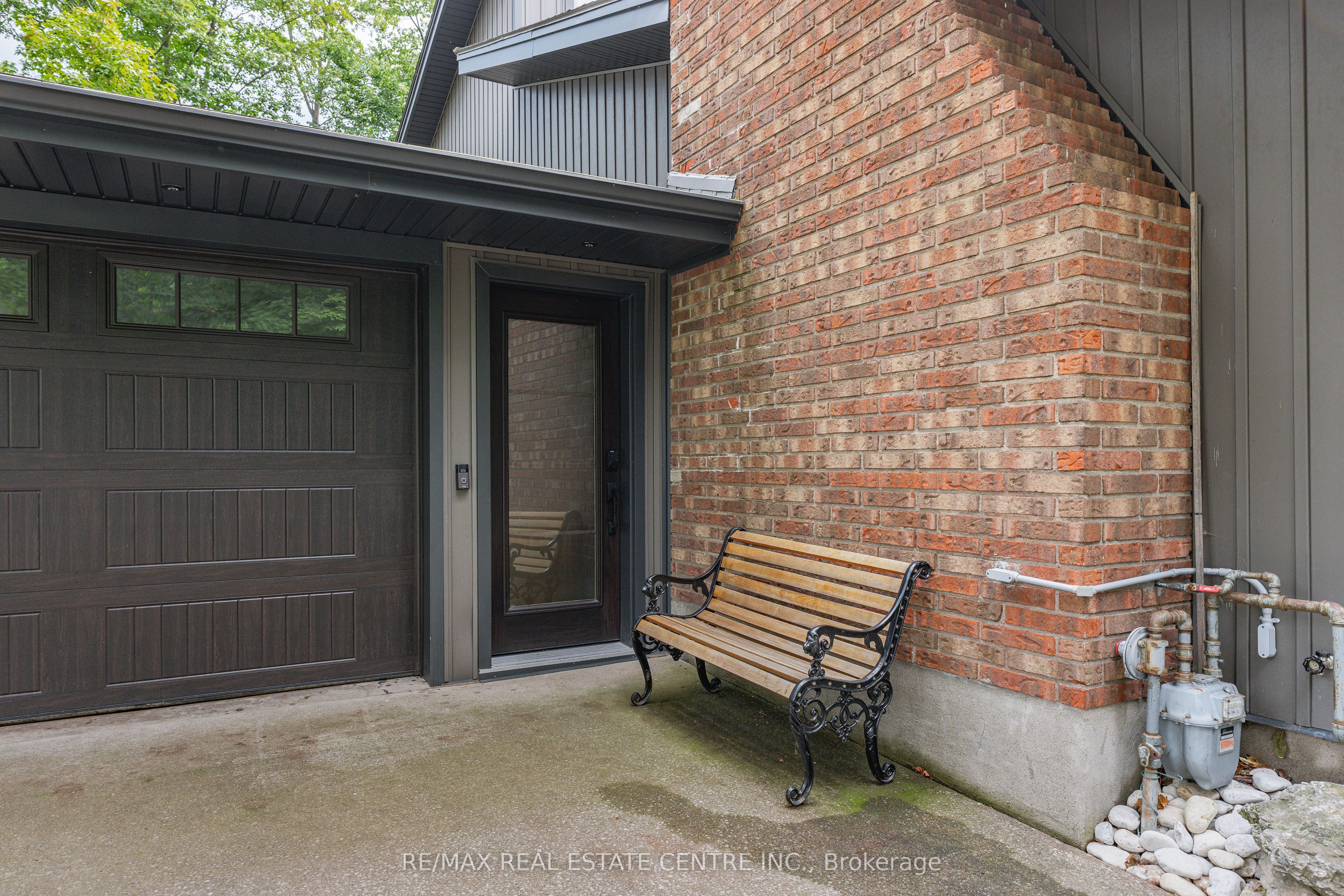 4905 Mapleview Crescent Property Photo 2