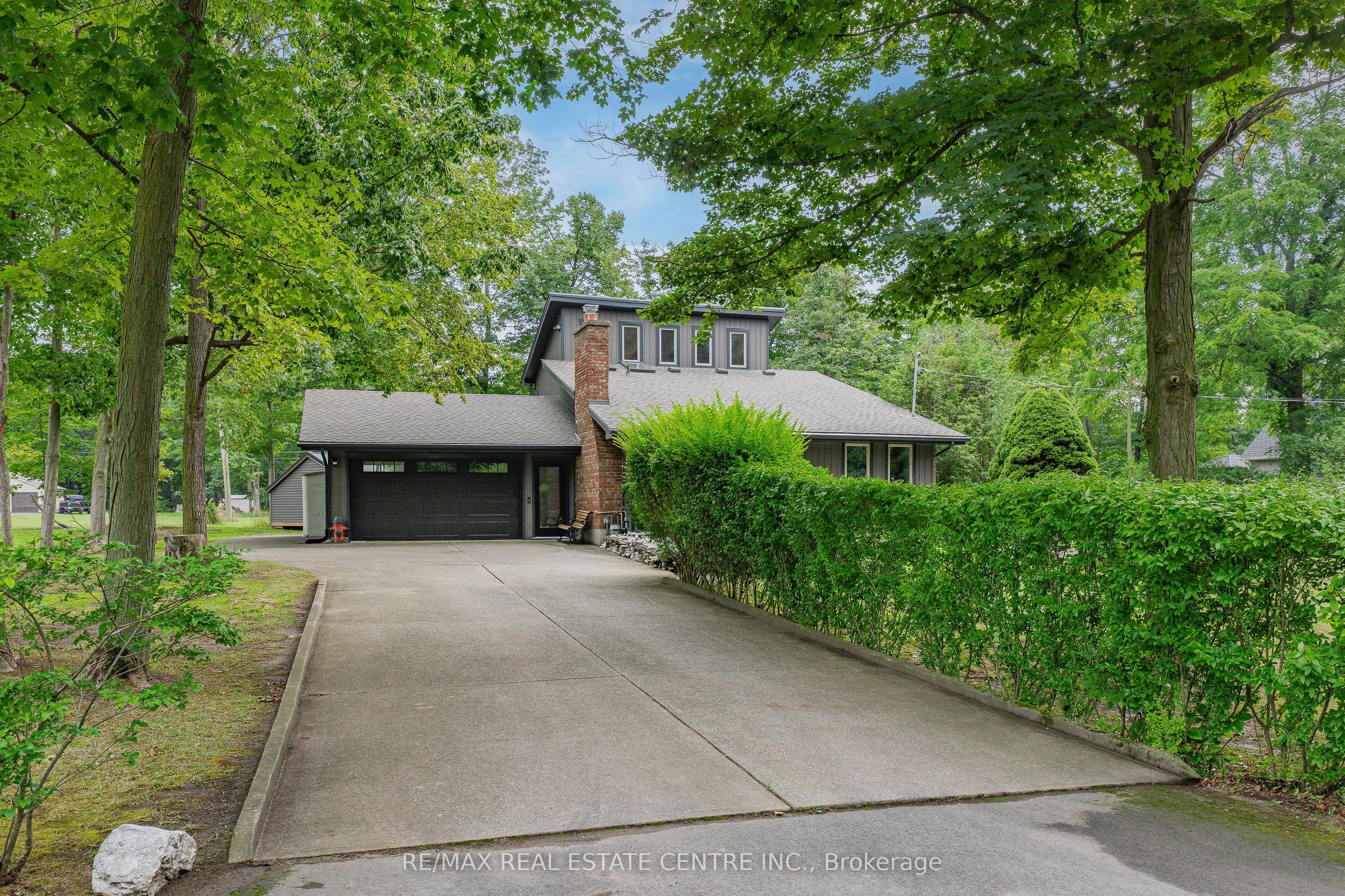 4905 Mapleview Crescent Property Photo 3