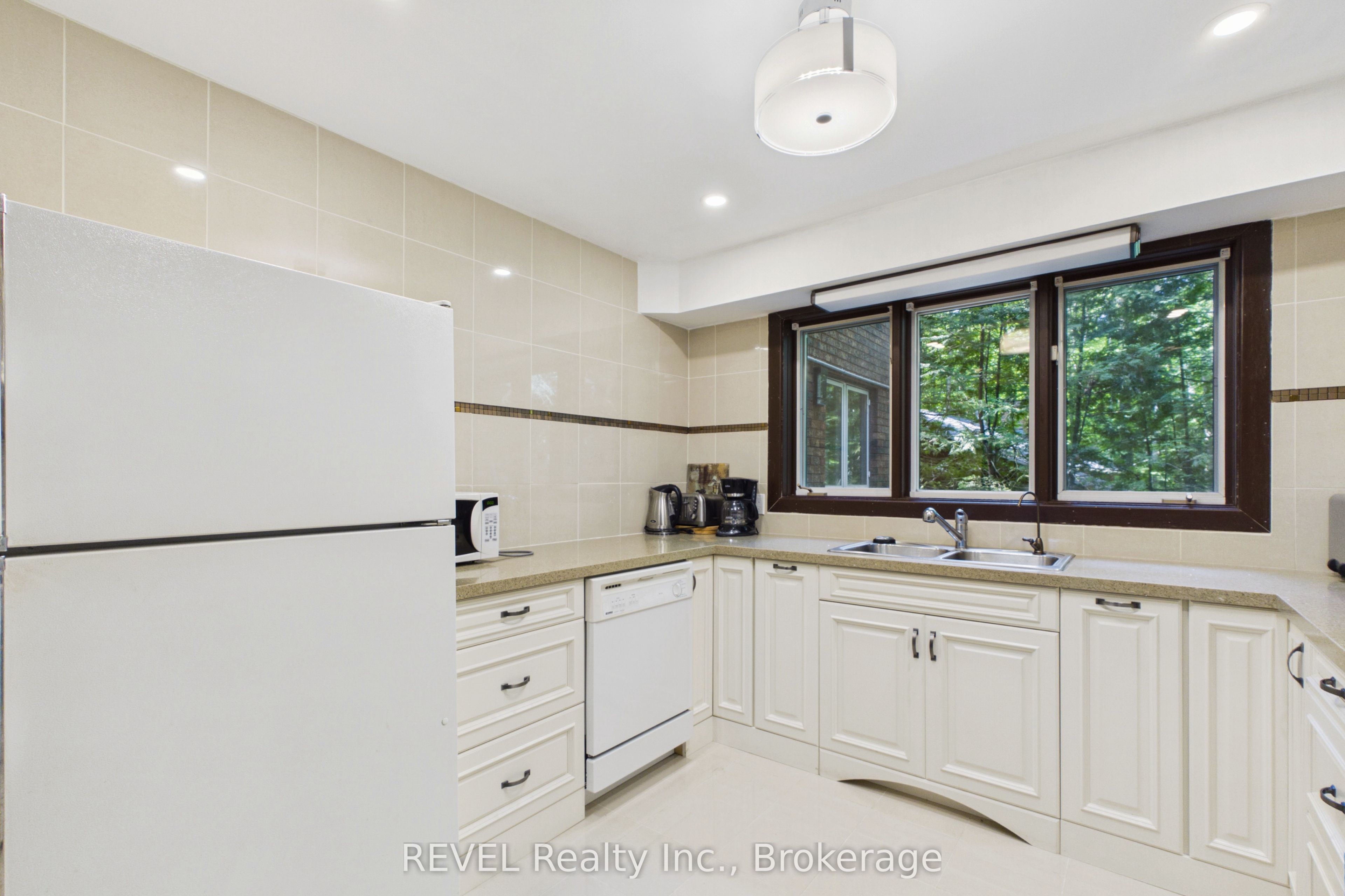 370 Segwun Boulevard Property Photo 12