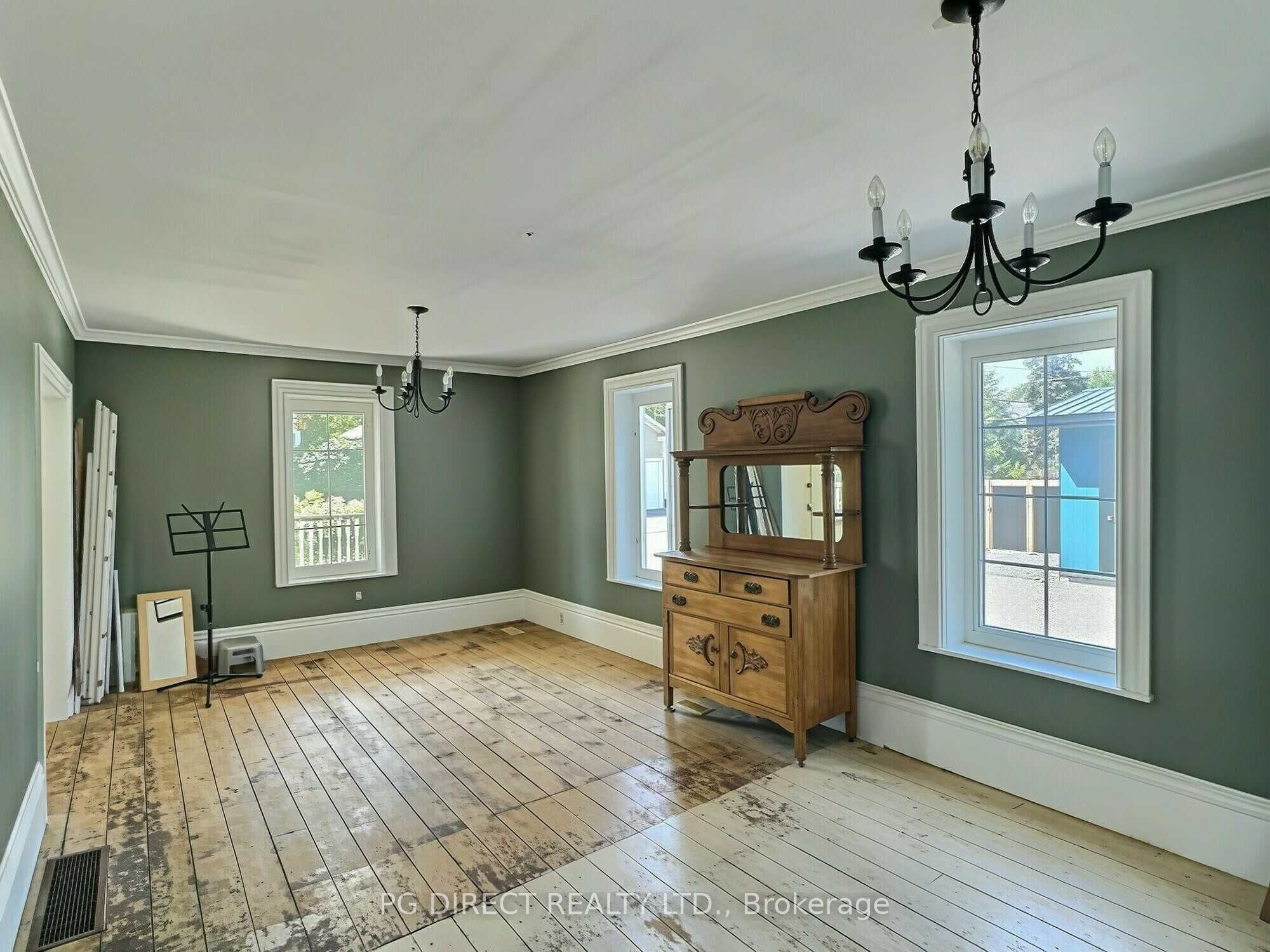 205 Drummond Street E Property Photo 9