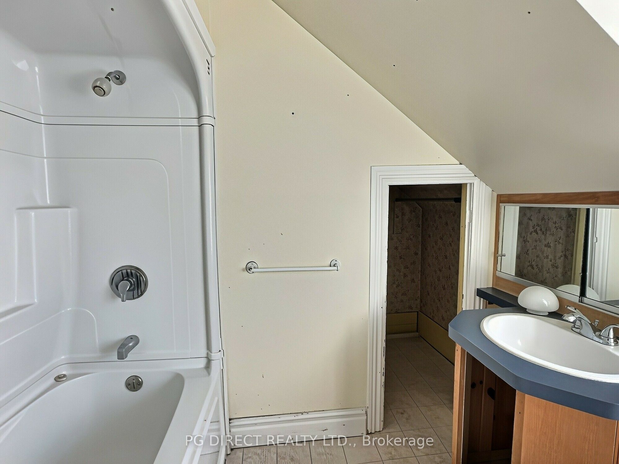 205 Drummond Street E Property Photo 15