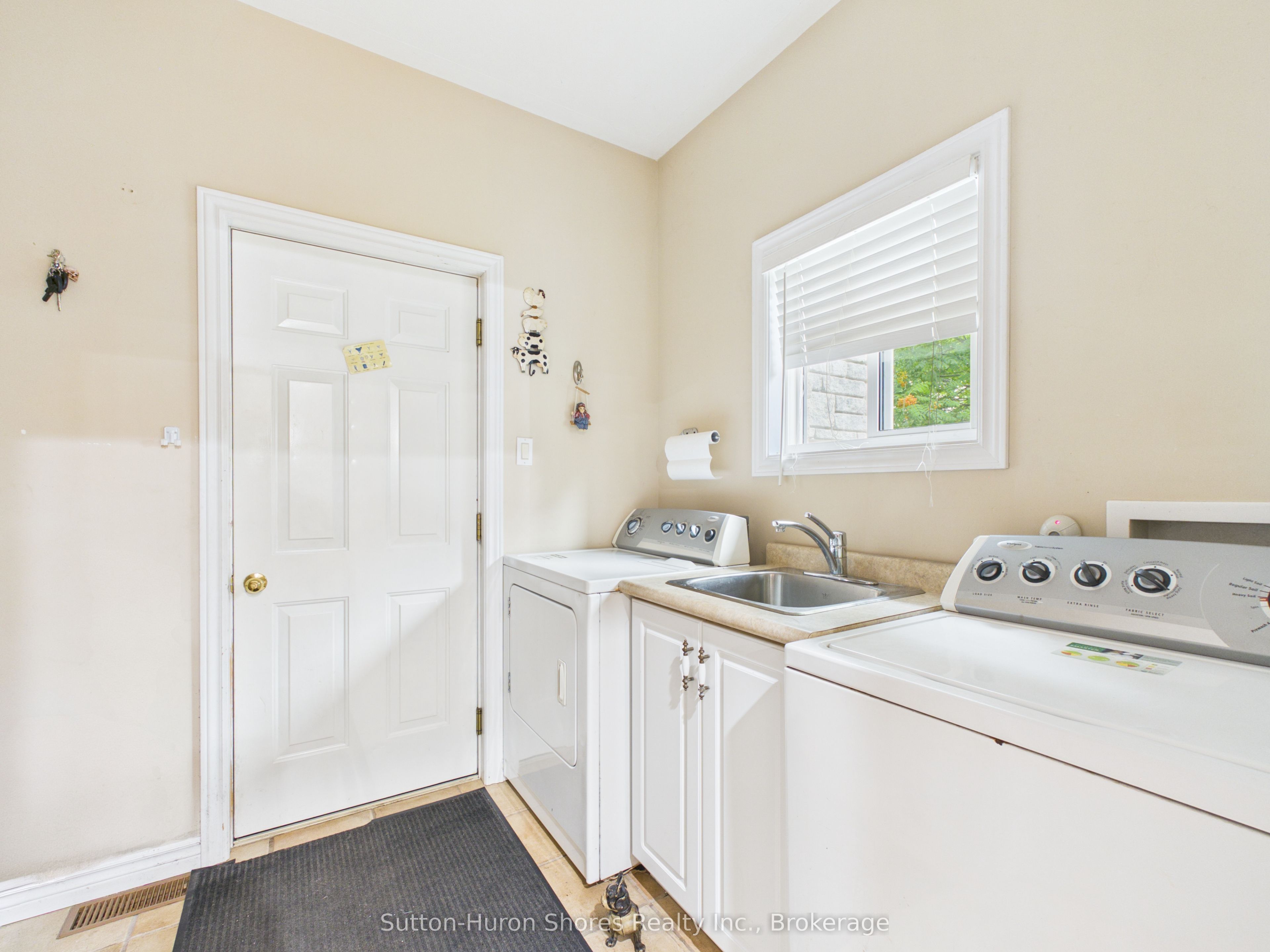 490 Bluewater Drive Property Photo 8