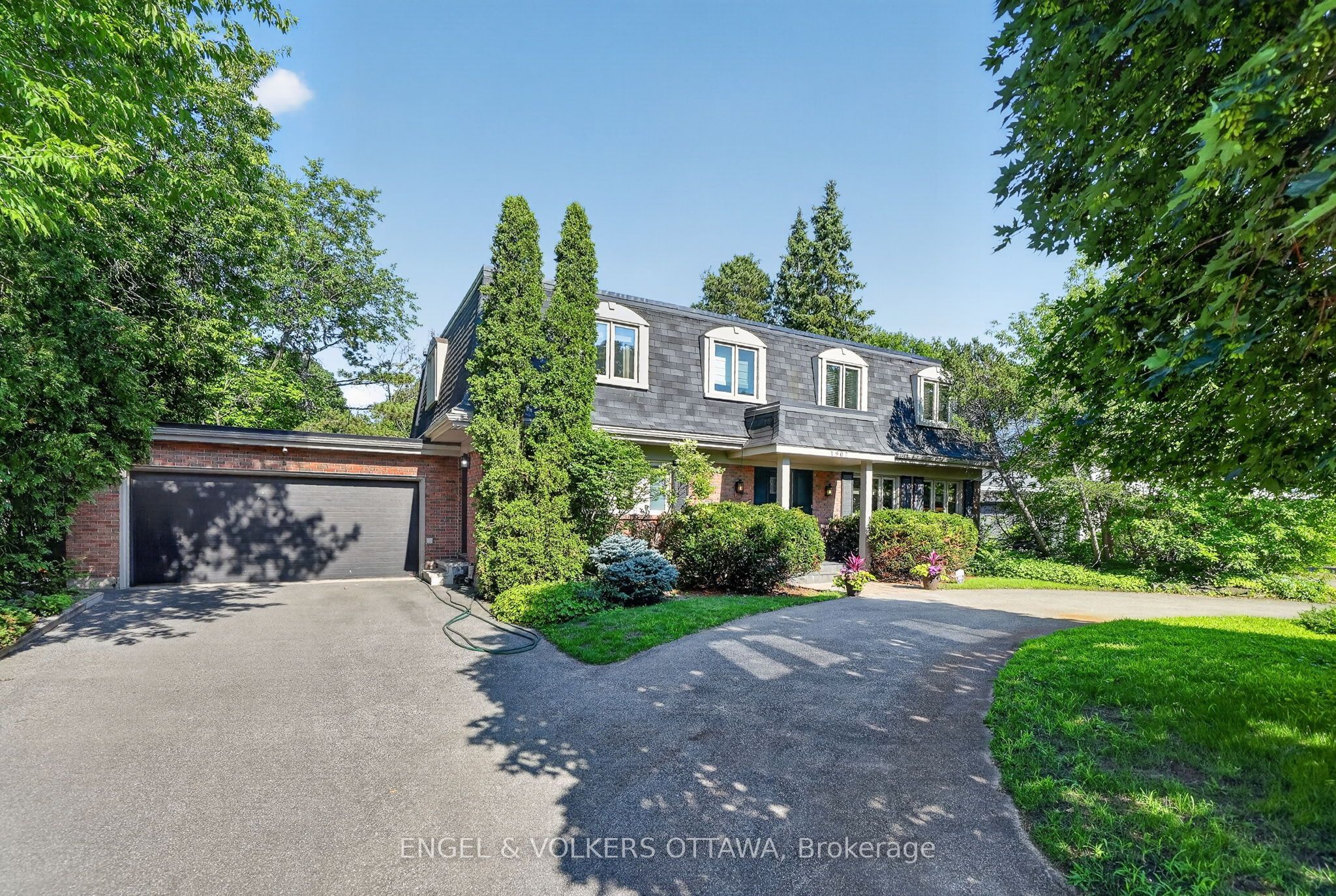 1907 Fairmeadow Crescent Property Photo 2