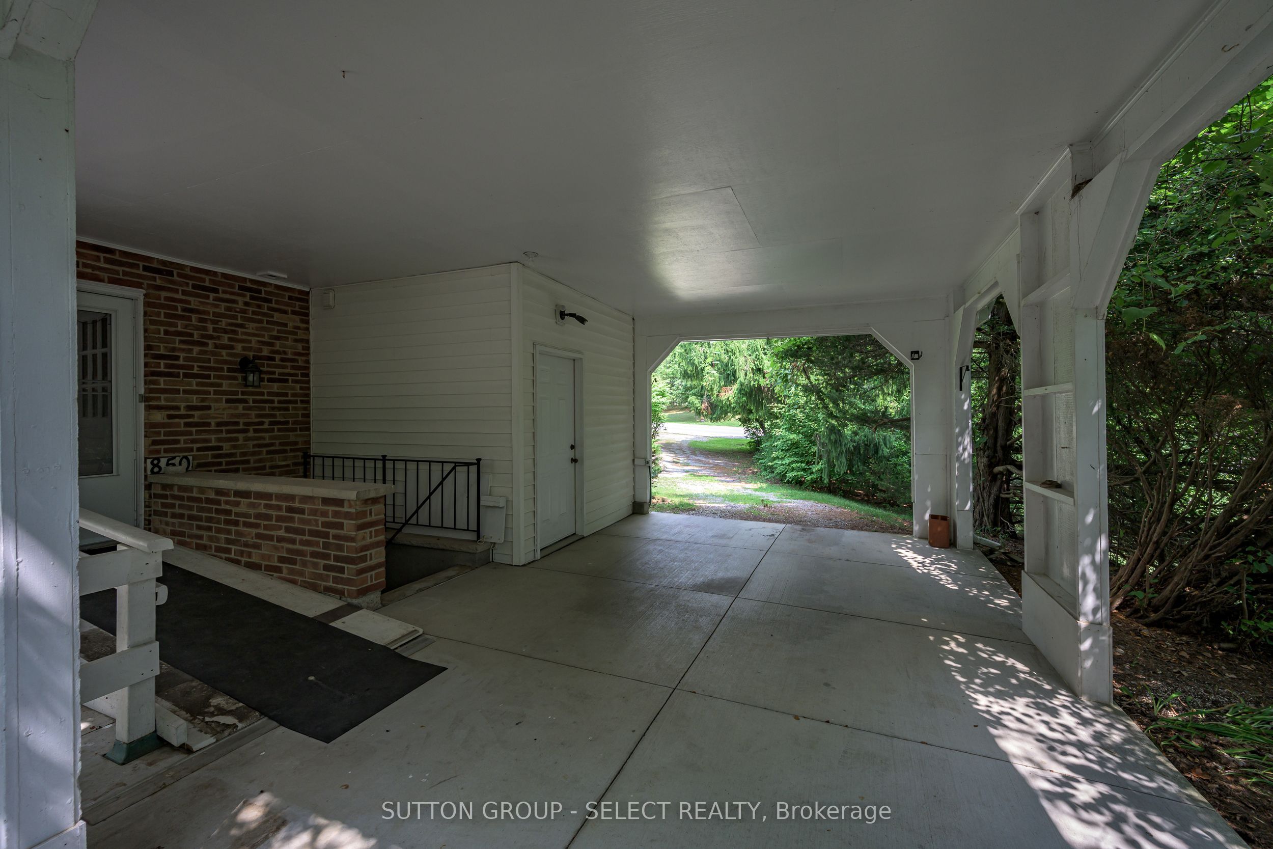 850 Commissioners Road W Property Photo 10