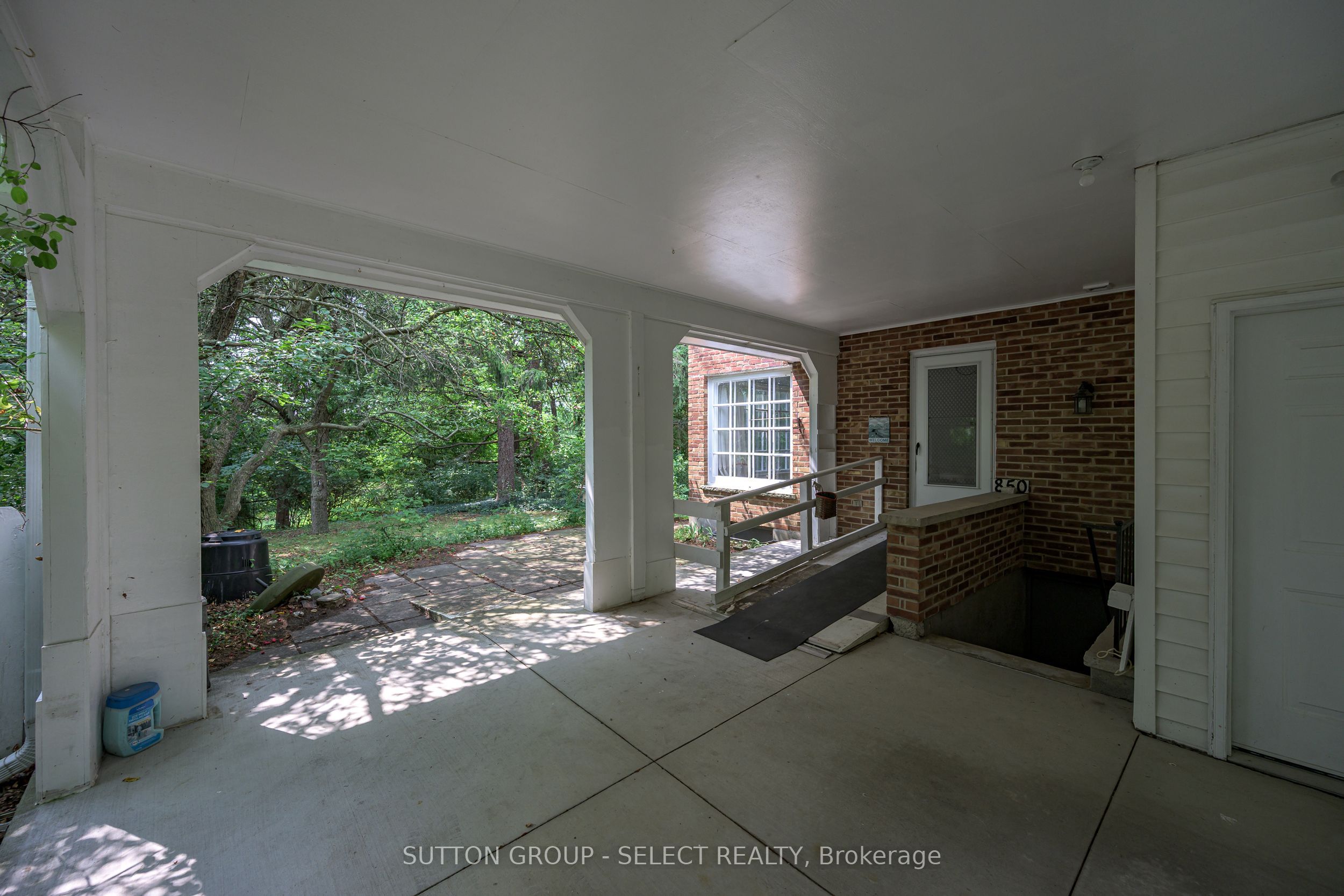 850 Commissioners Road W Property Photo 11