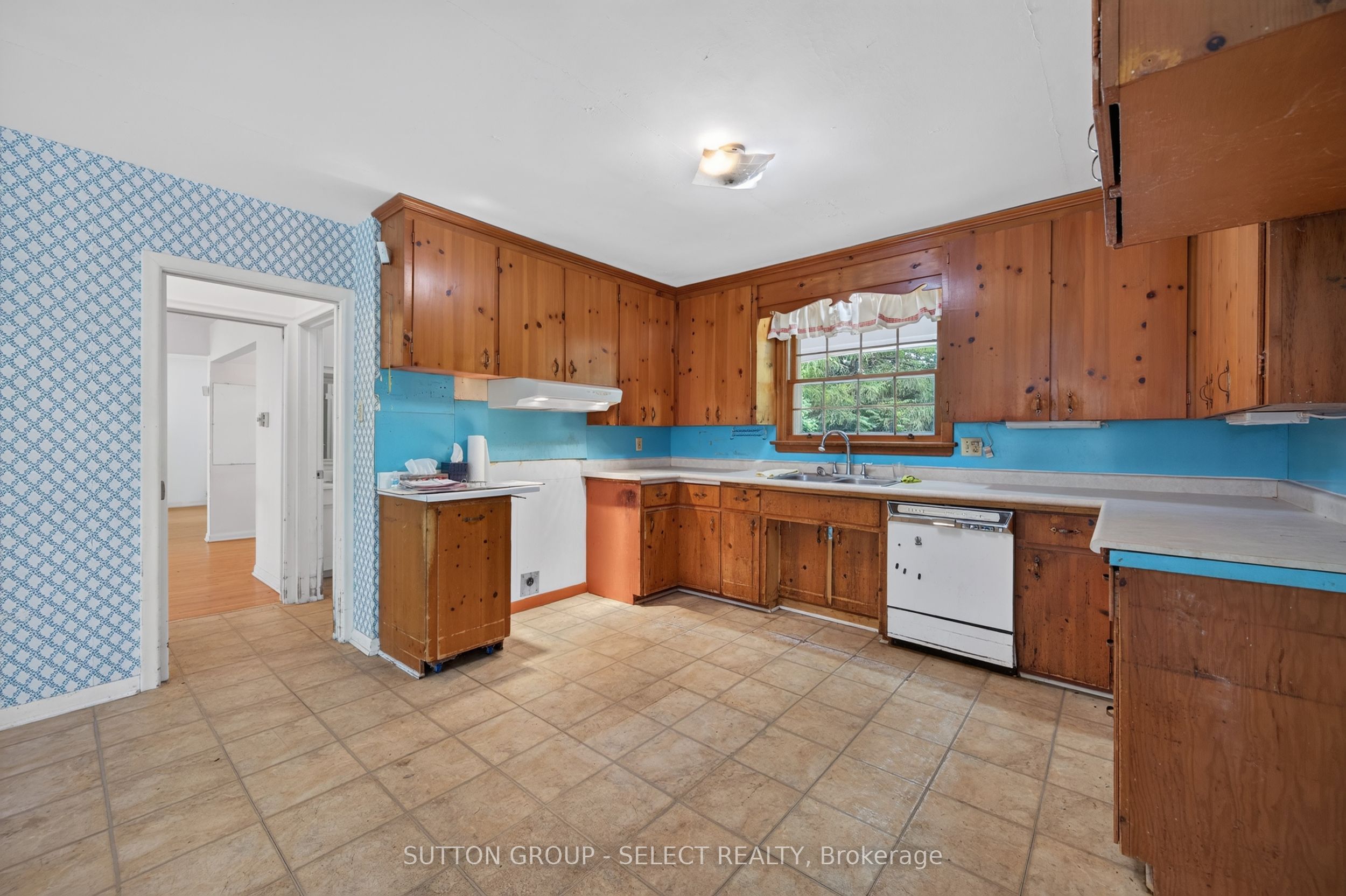 850 Commissioners Road W Property Photo 18
