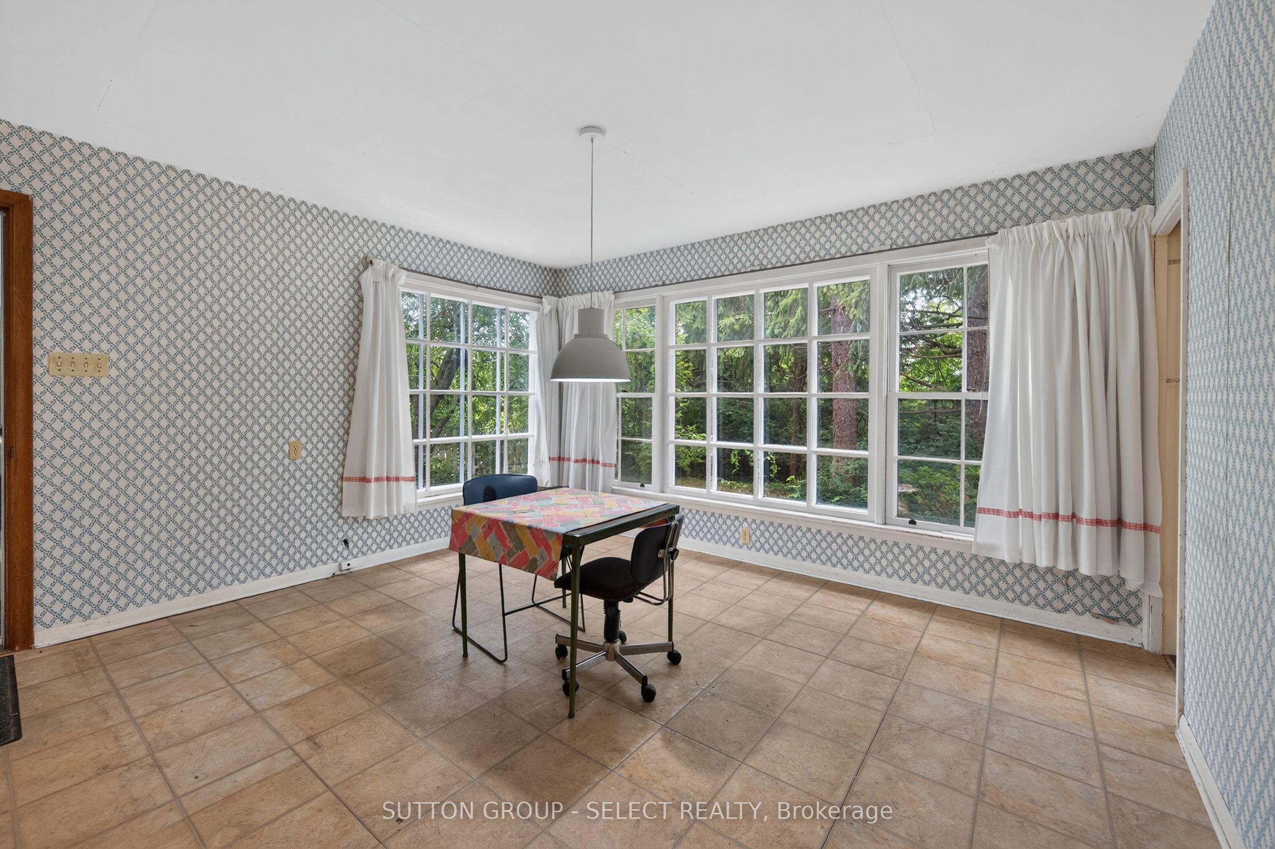 850 Commissioners Road W Property Photo 19
