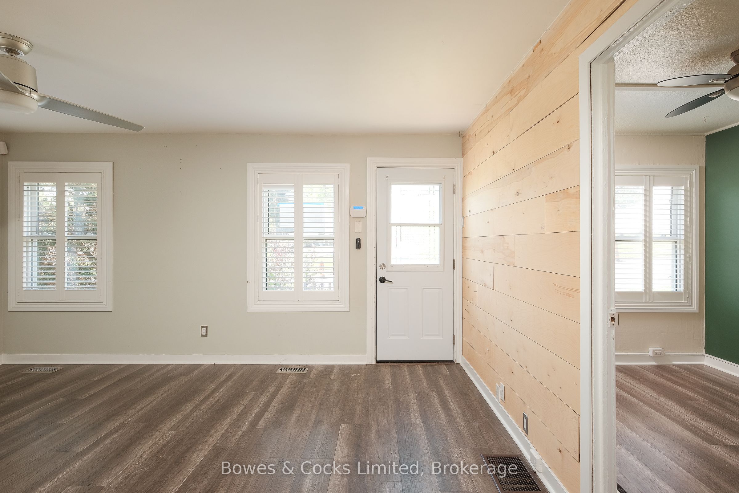 664 Park Street N Property Photo 3
