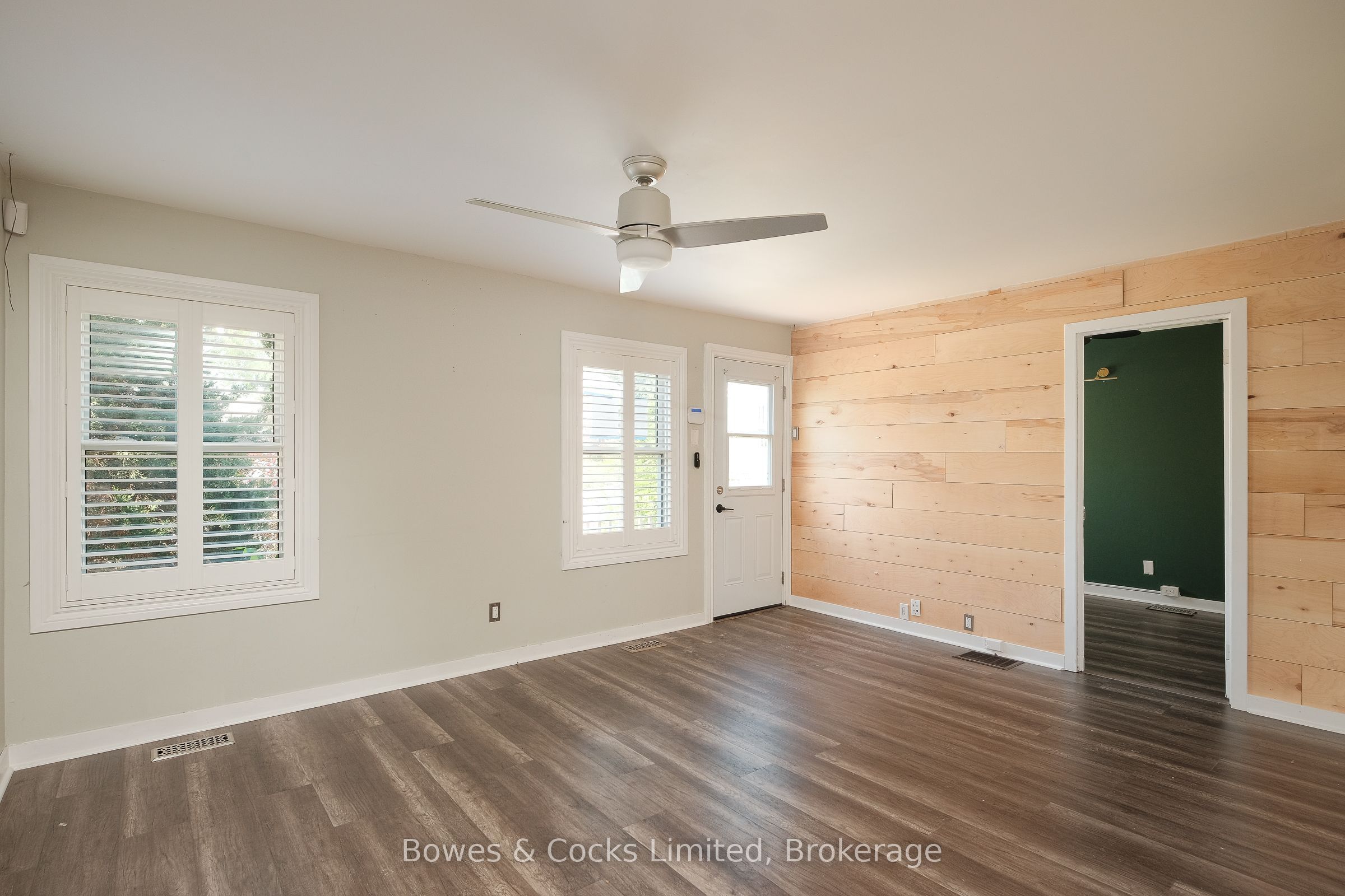 664 Park Street N Property Photo 4