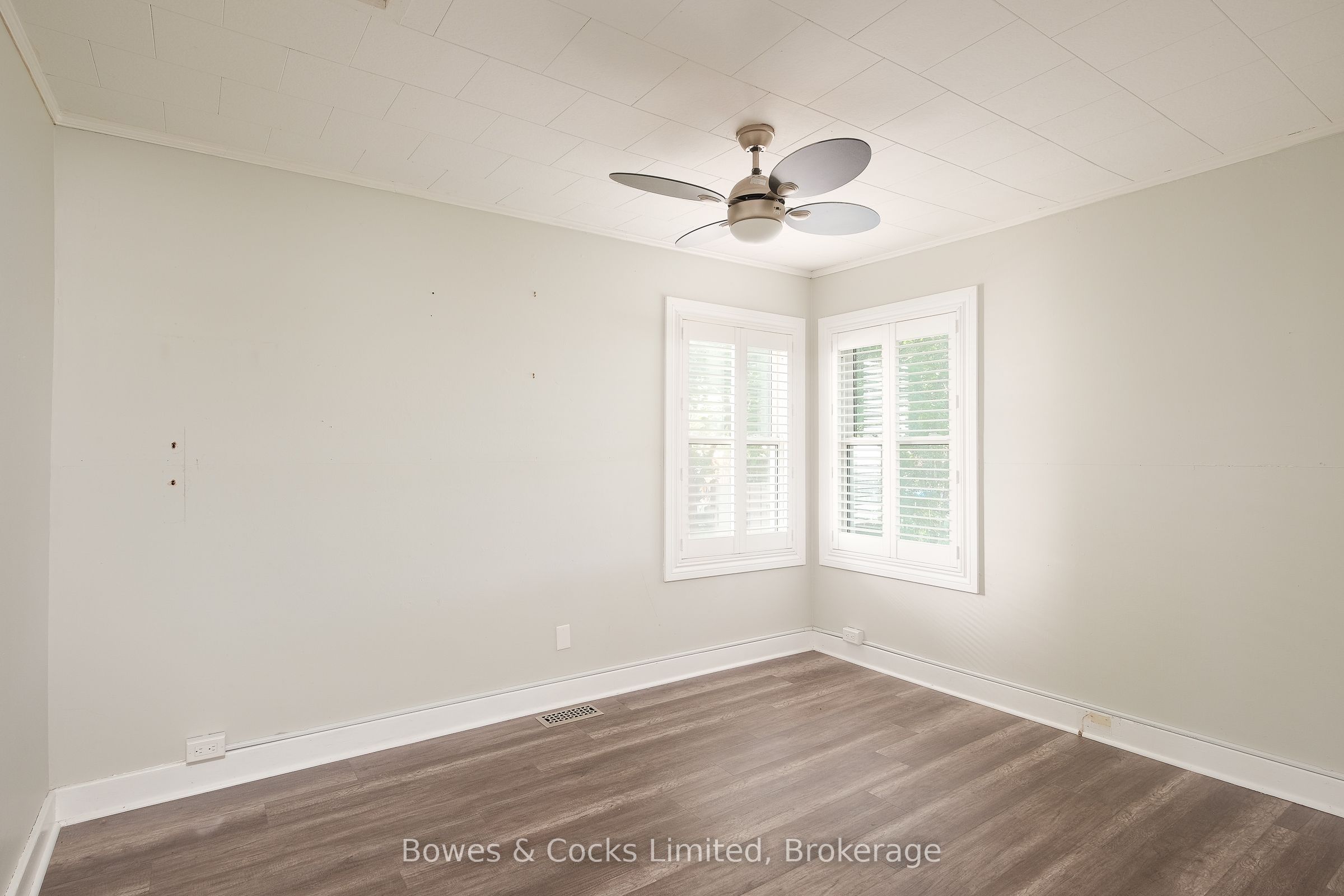 664 Park Street N Property Photo 8