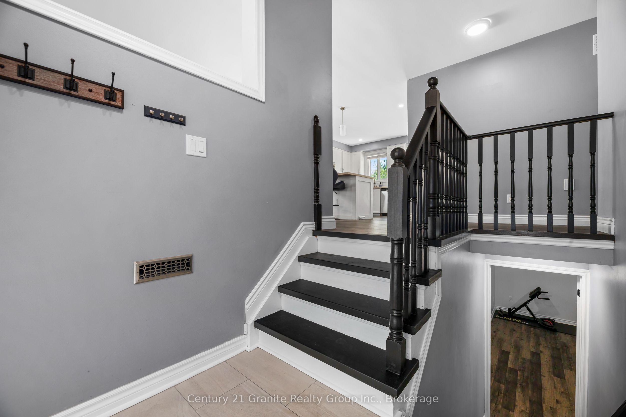 692 Ewing Street Property Photo 4