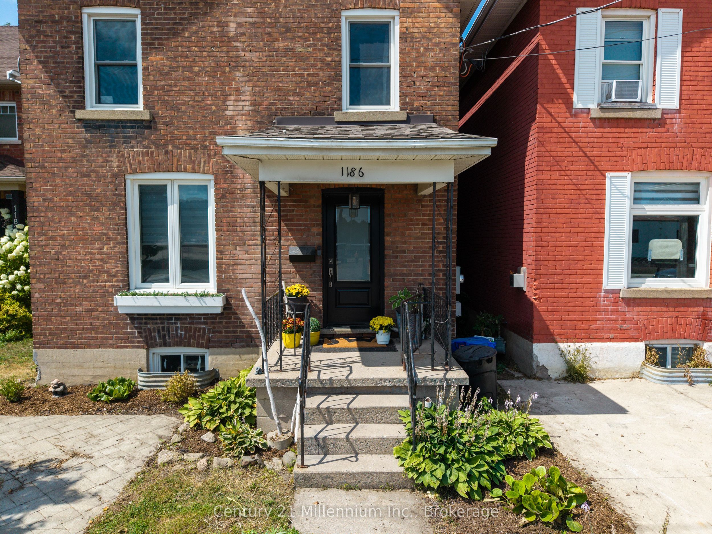 1186 2nd Avenue W Property Photo 3