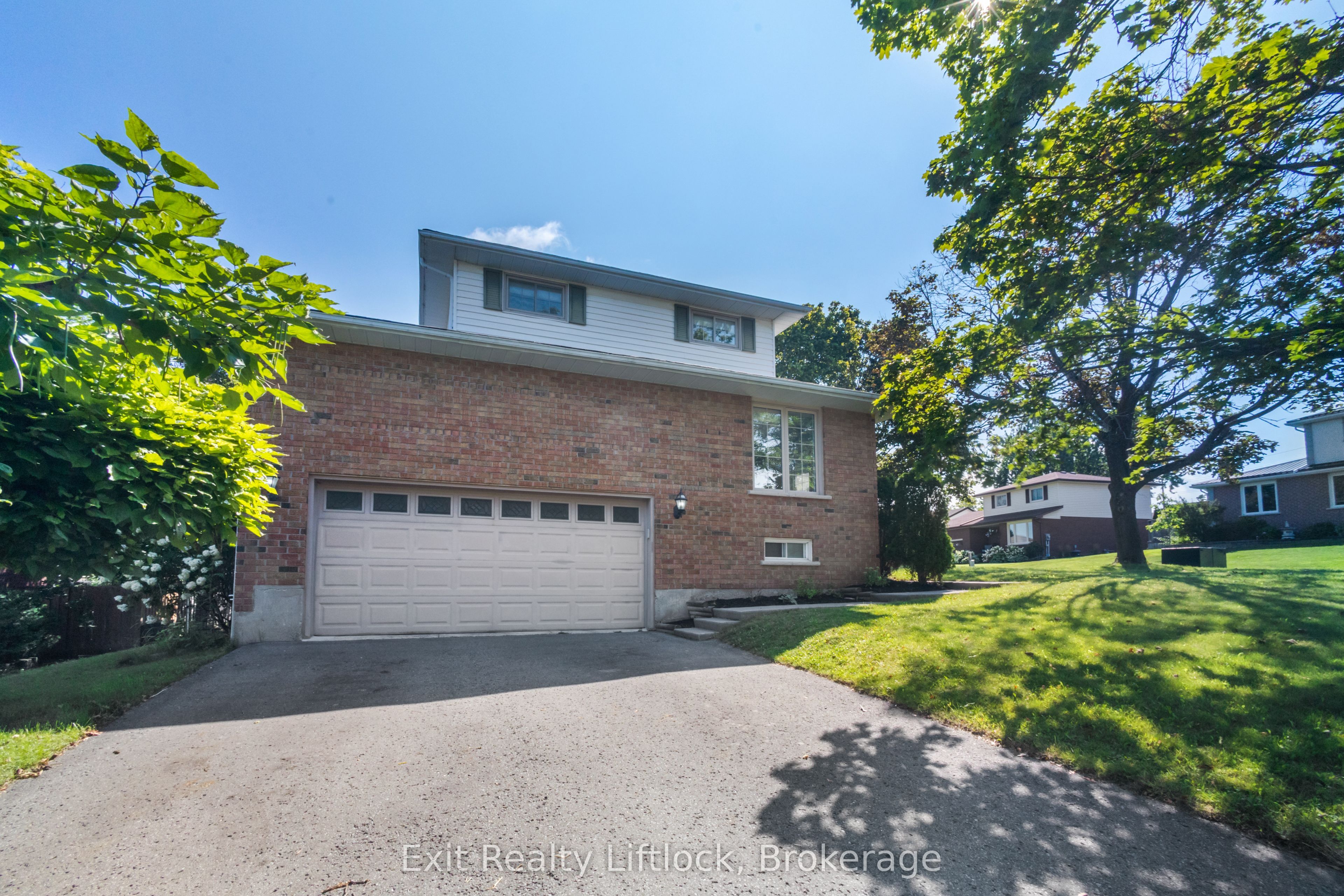 958 Smithside Court Property Photo 4