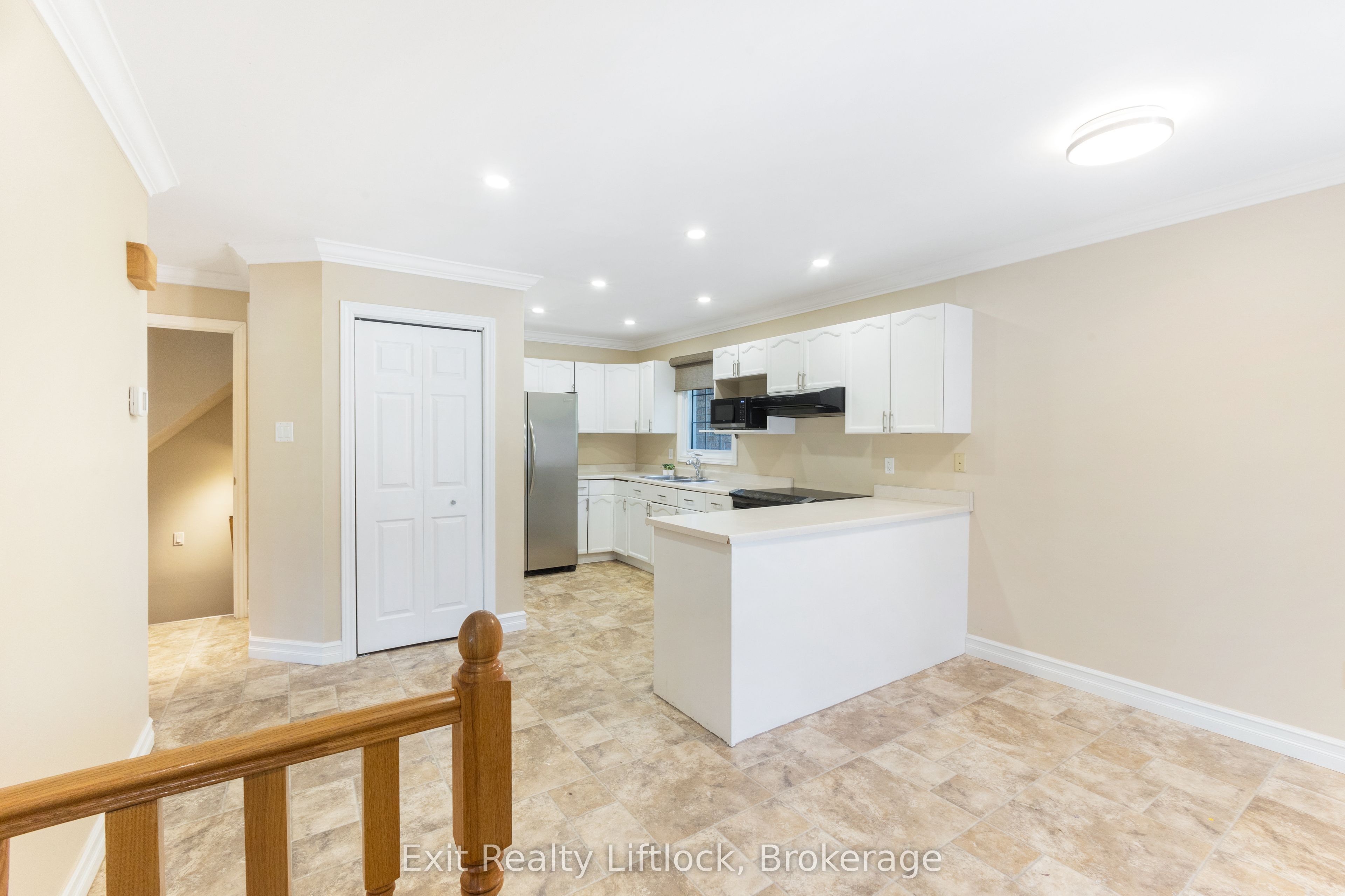958 Smithside Court Property Photo 6