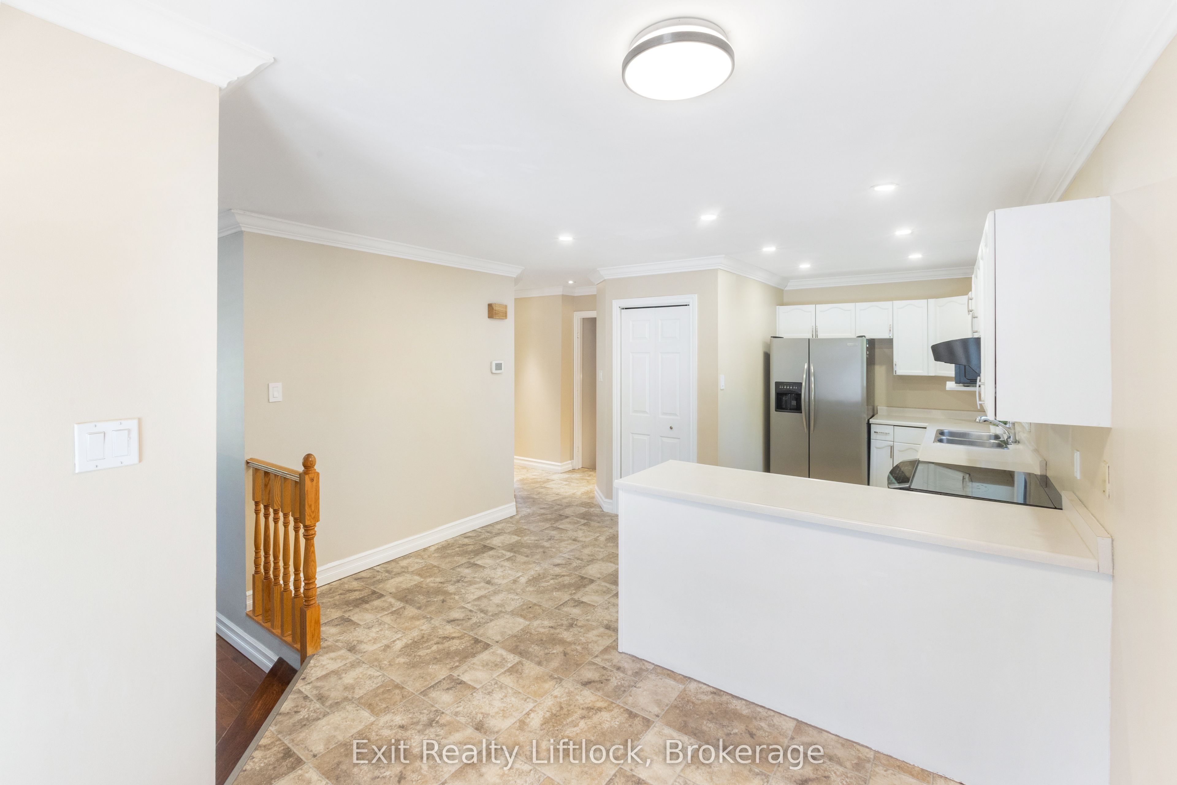 958 Smithside Court Property Photo 7