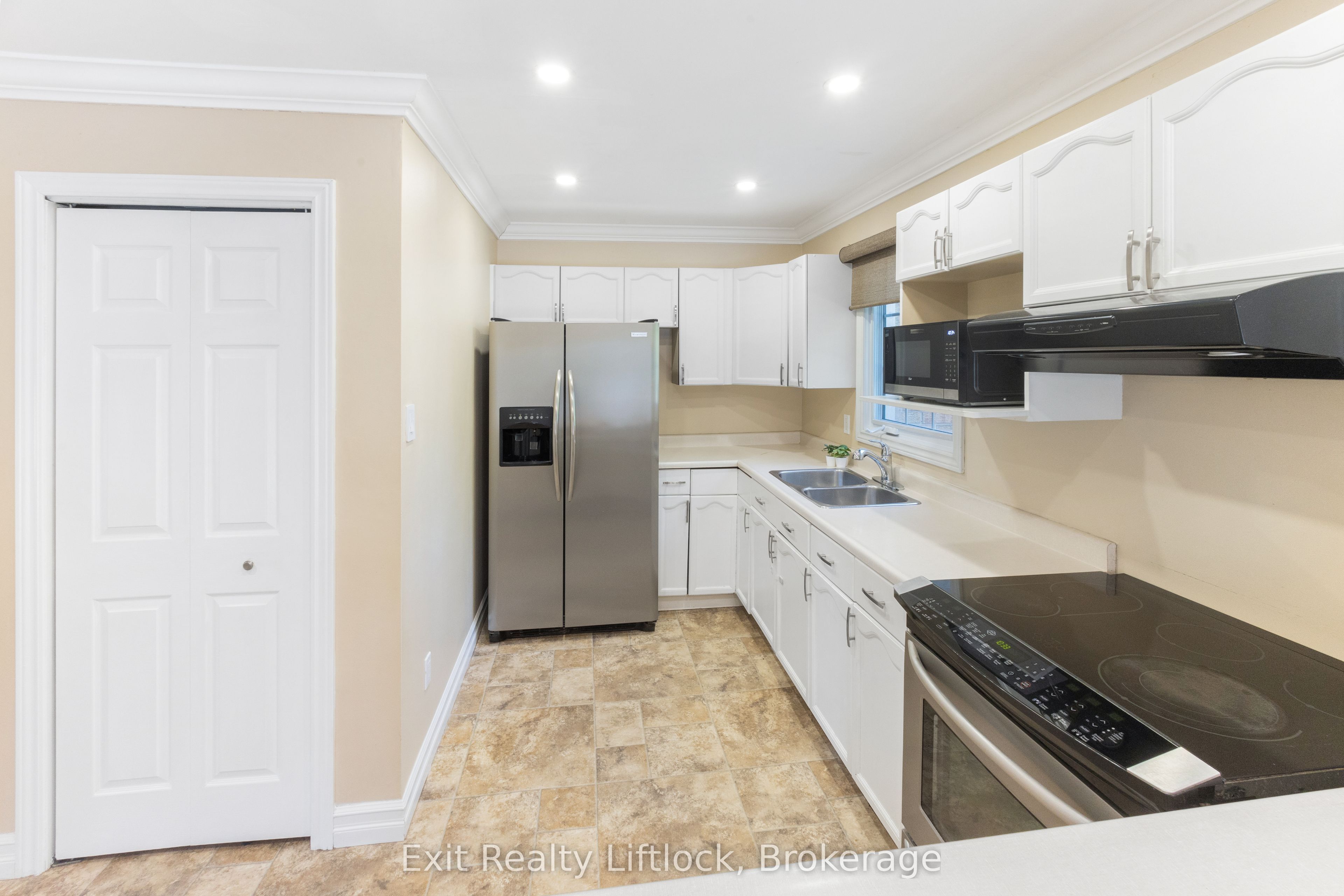 958 Smithside Court Property Photo 8