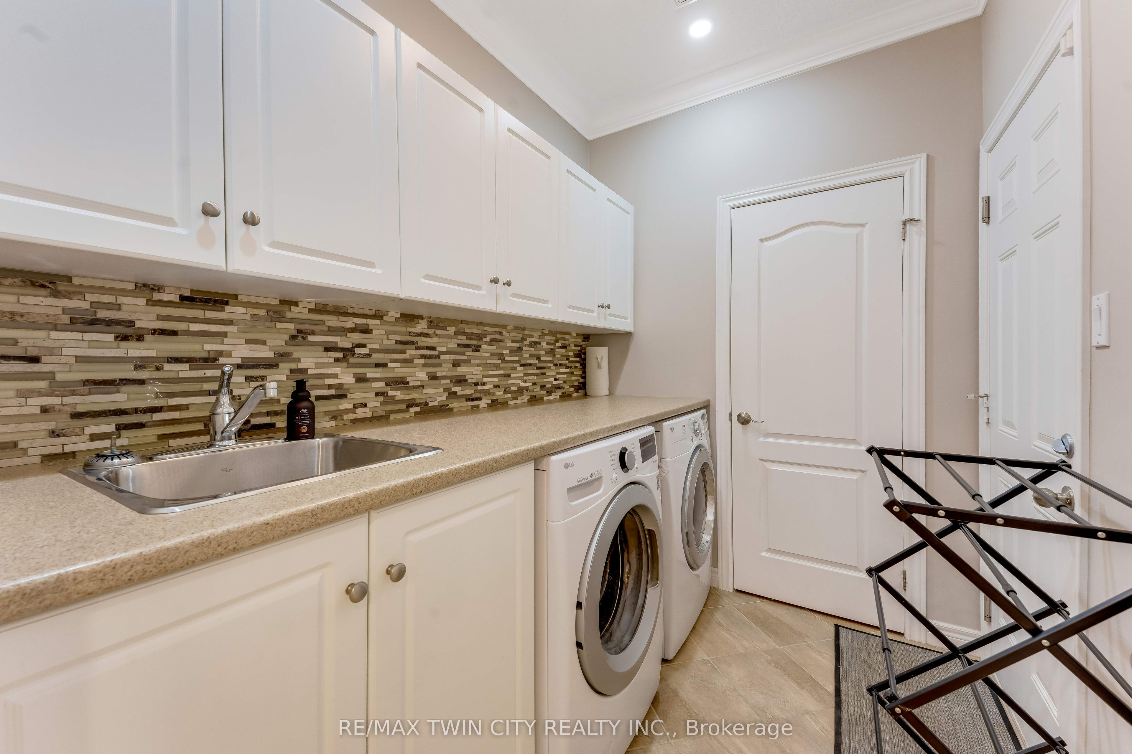213 Edgewater Crescent Property Photo 12