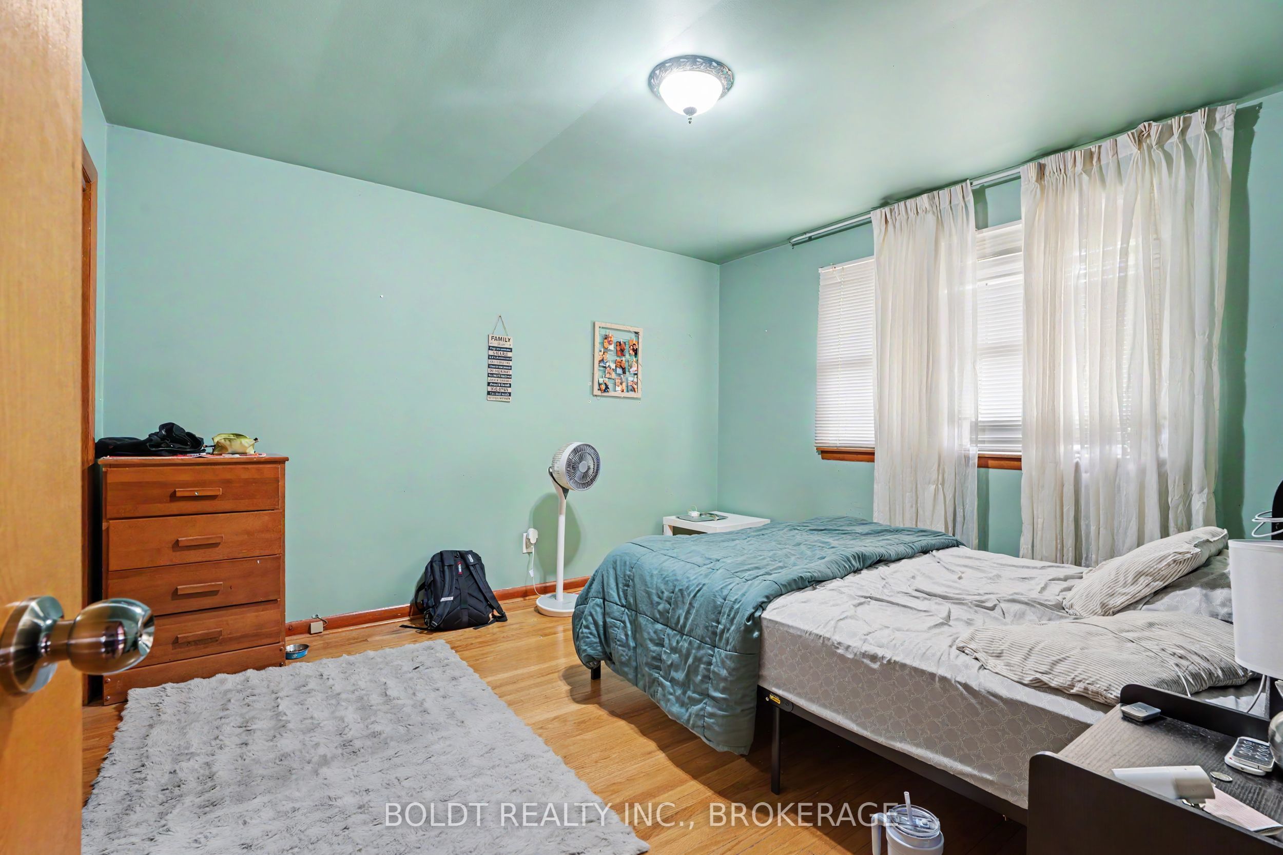 5568 Drummond Road Property Photo 6