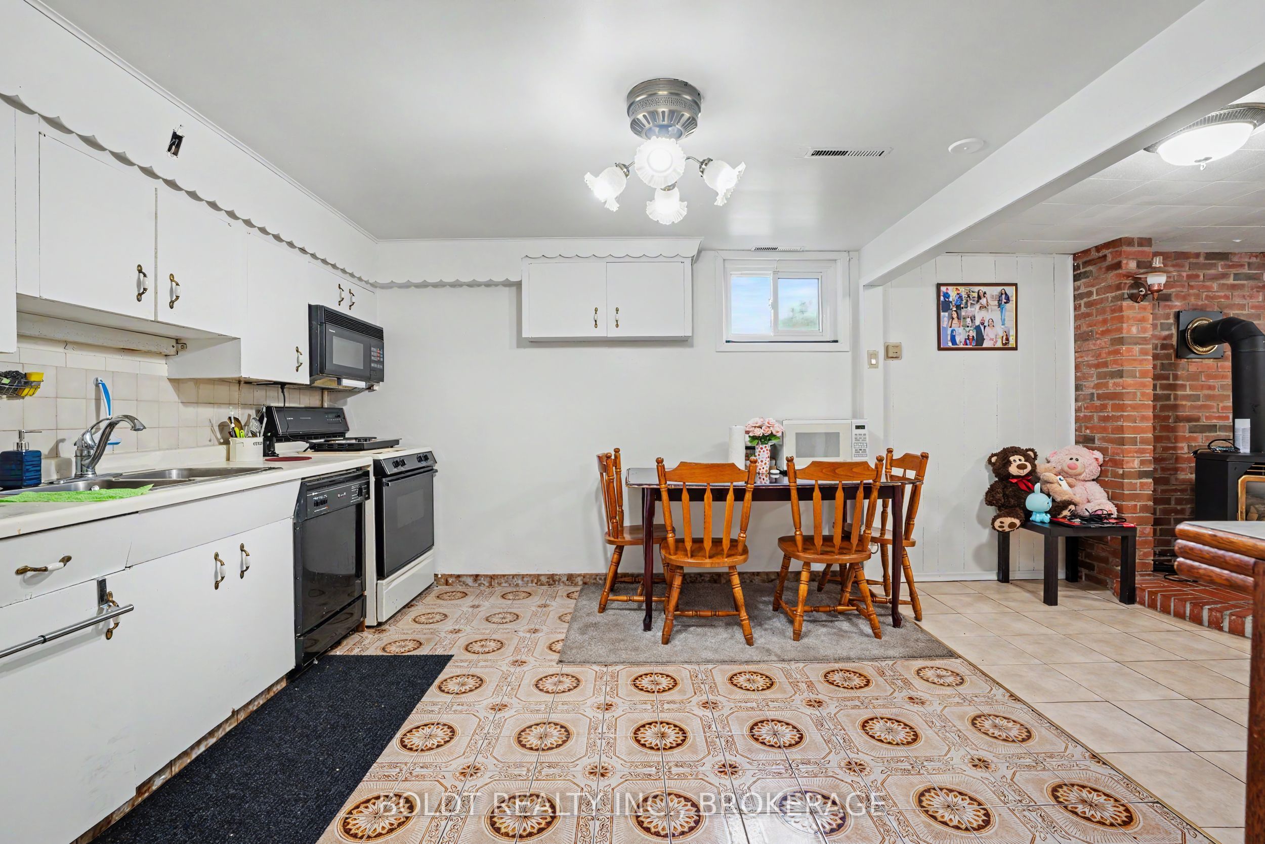 5568 Drummond Road Property Photo 11