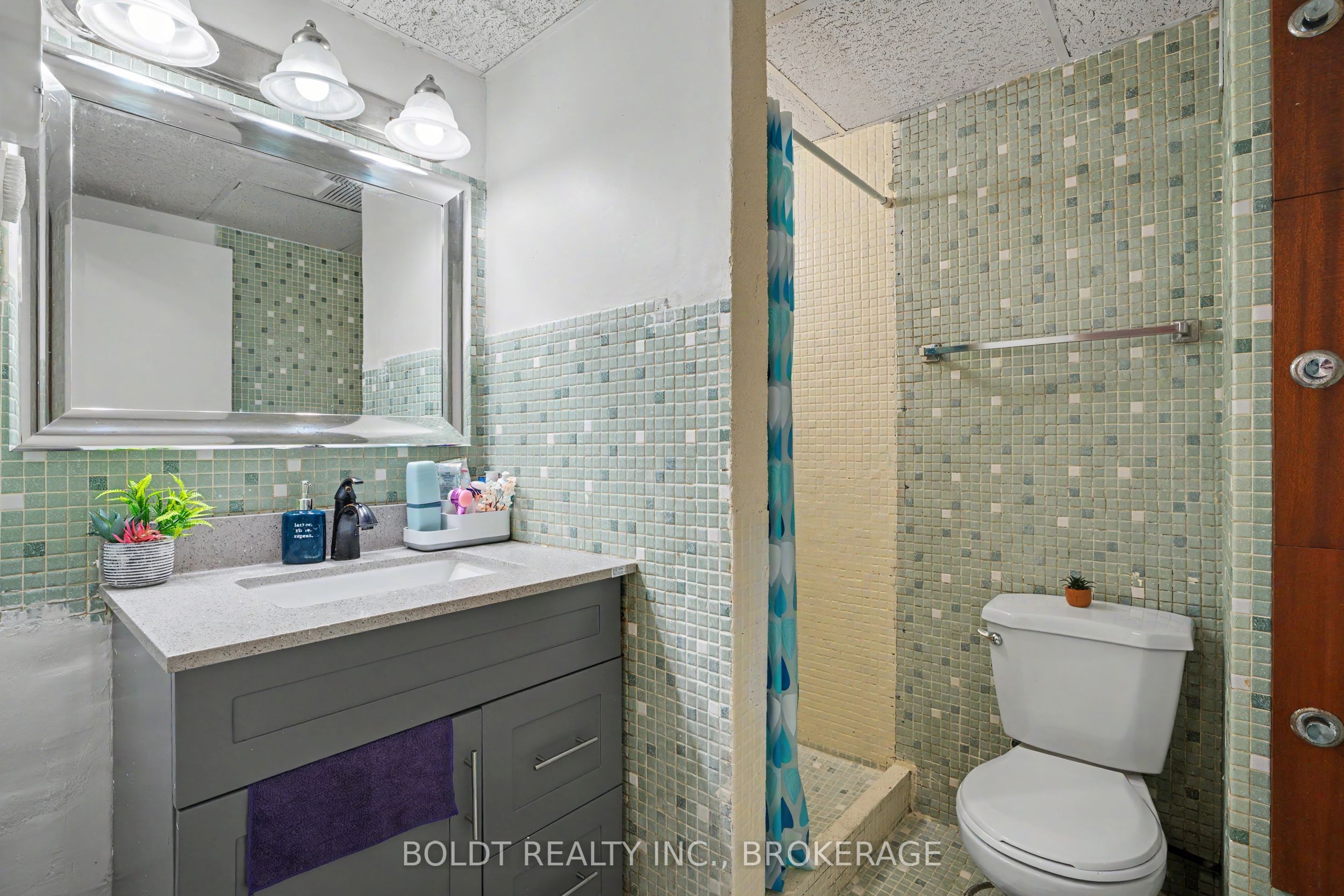 5568 Drummond Road Property Photo 20