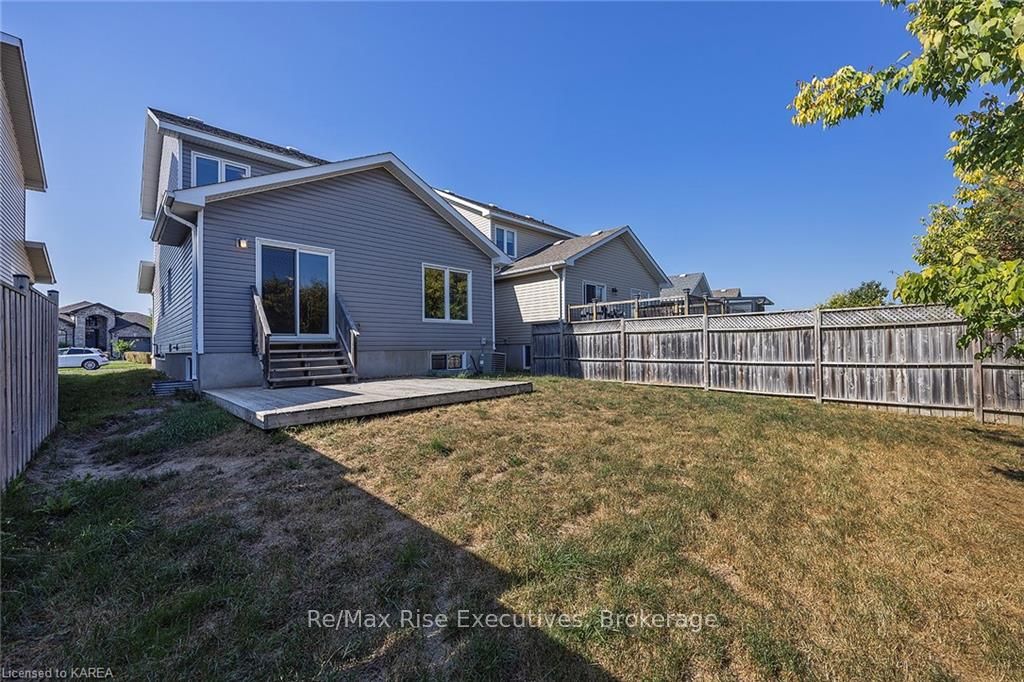 1653 Crimson Crescent Property Photo 7