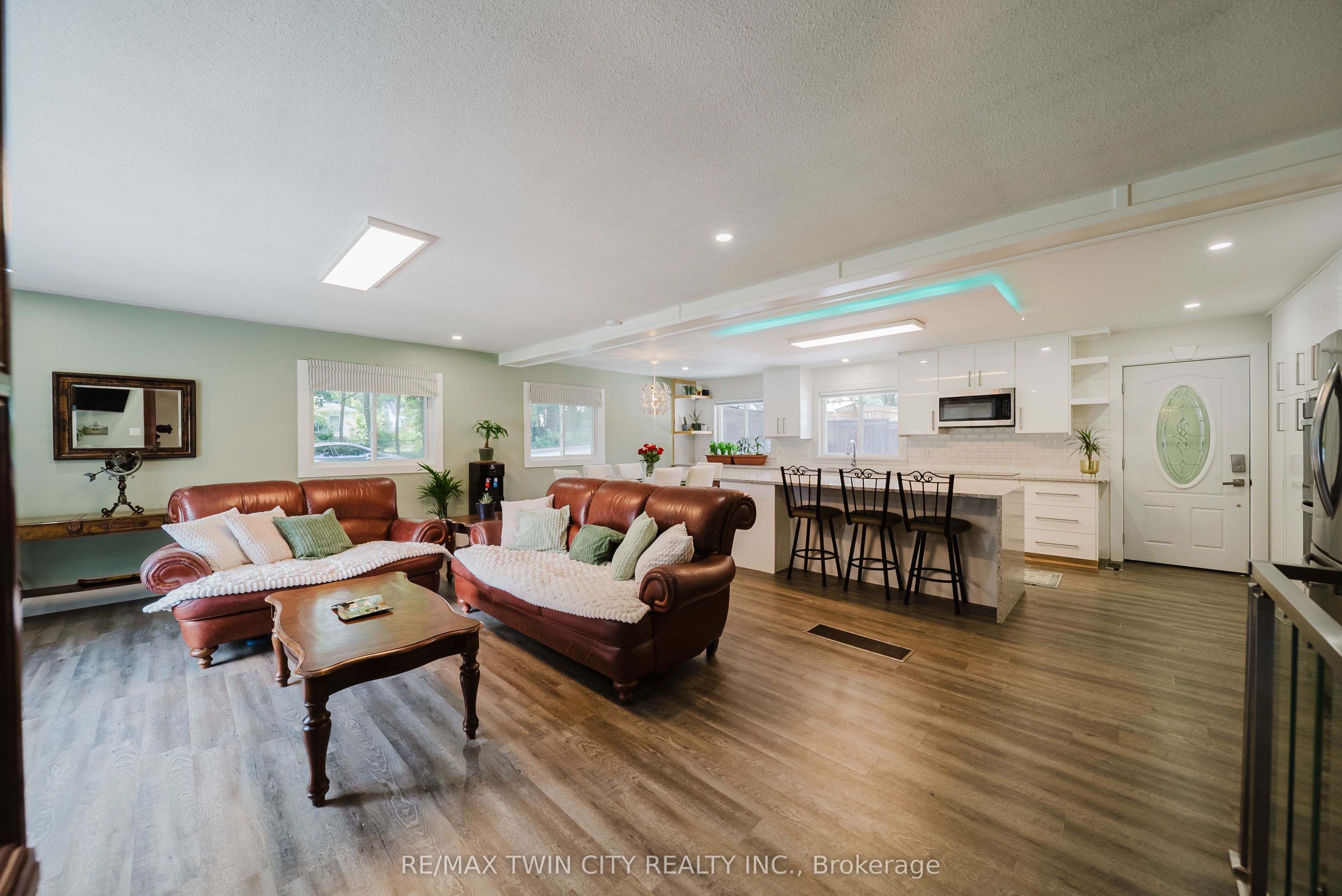 99 John Street W Property Photo 8