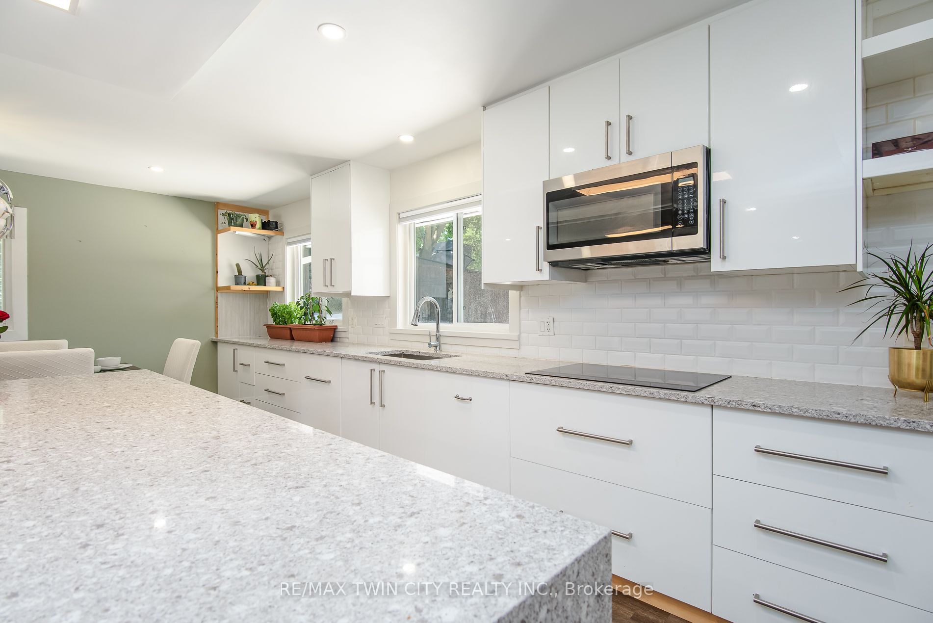 99 John Street W Property Photo 10