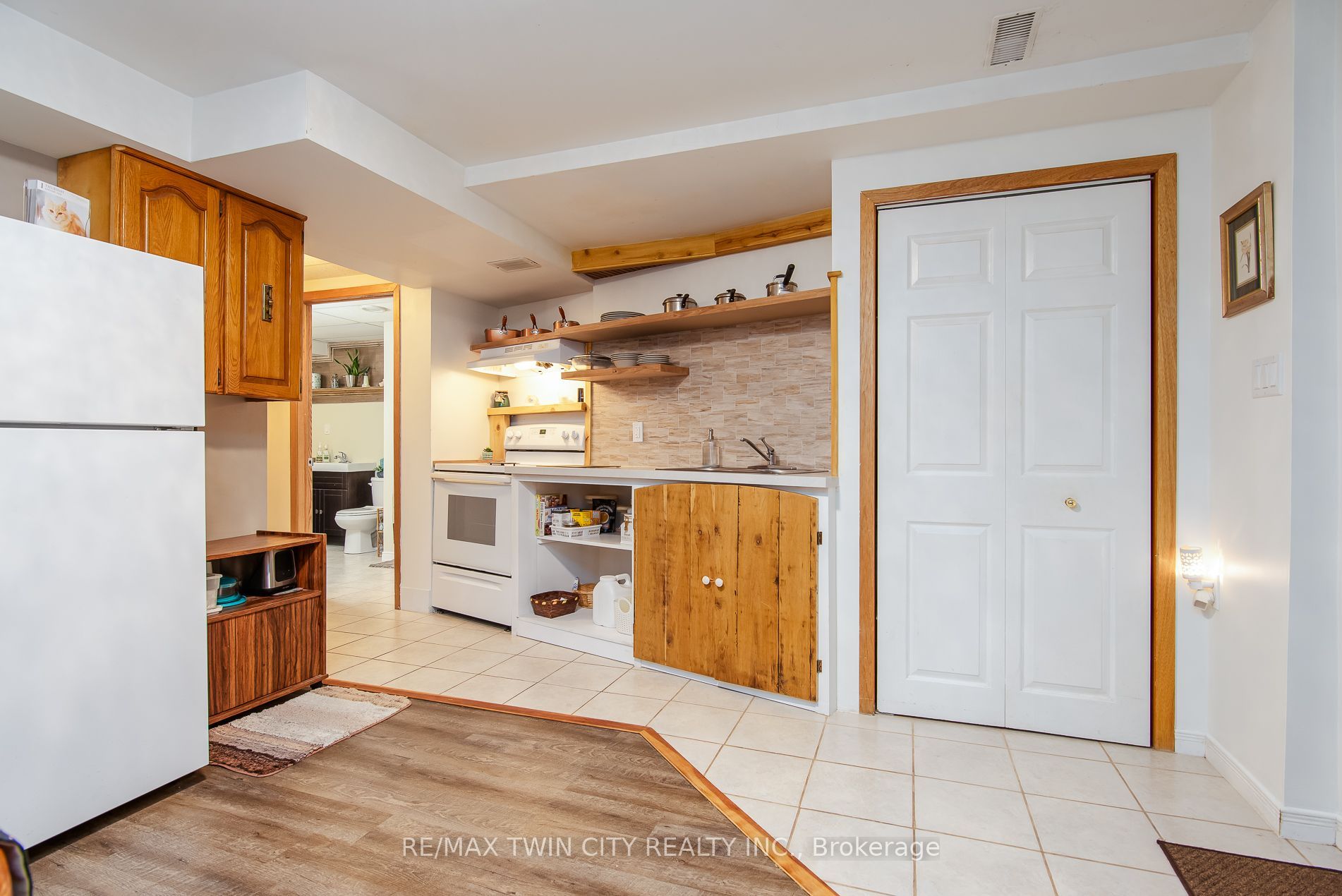 99 John Street W Property Photo 27