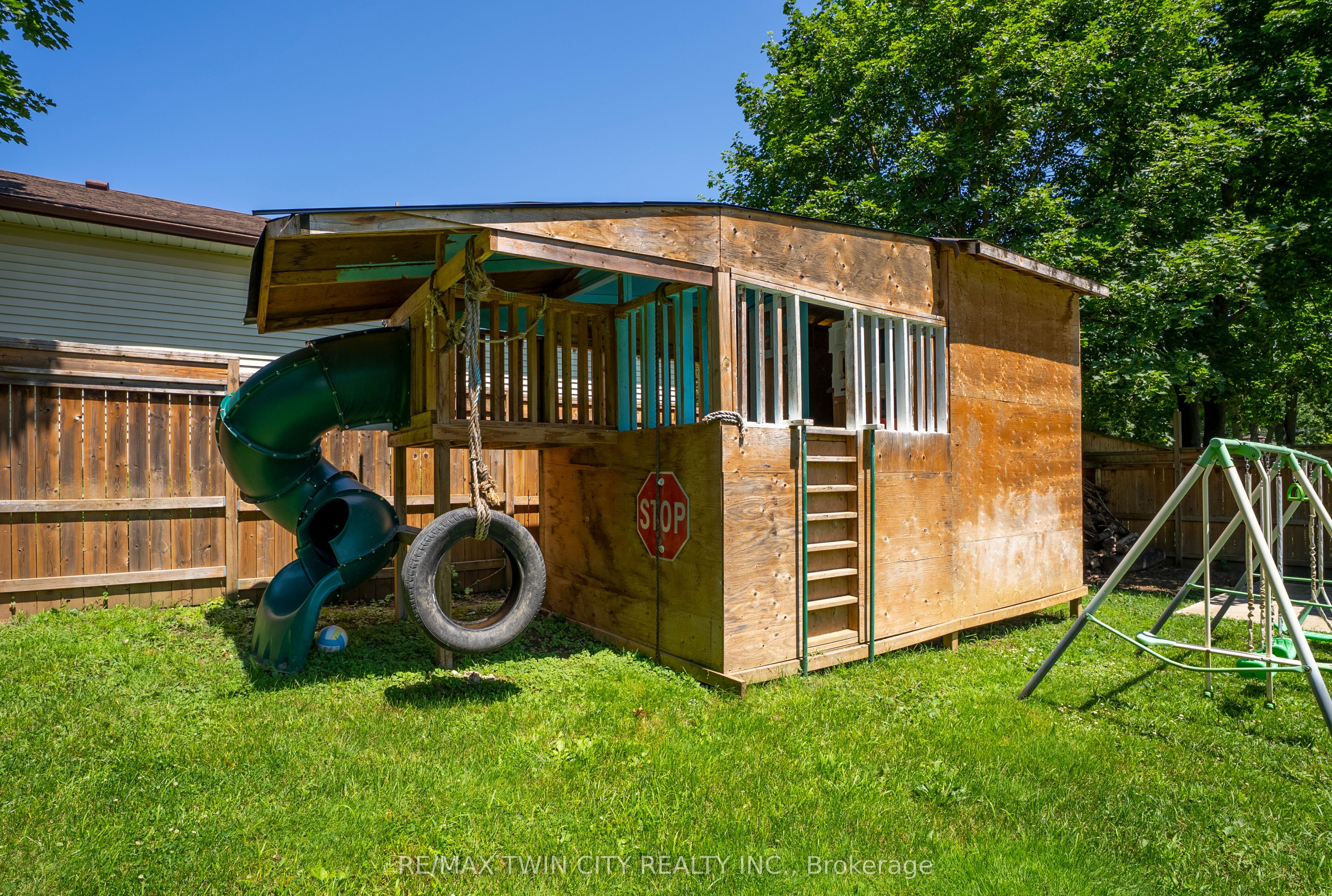 99 John Street W Property Photo 44