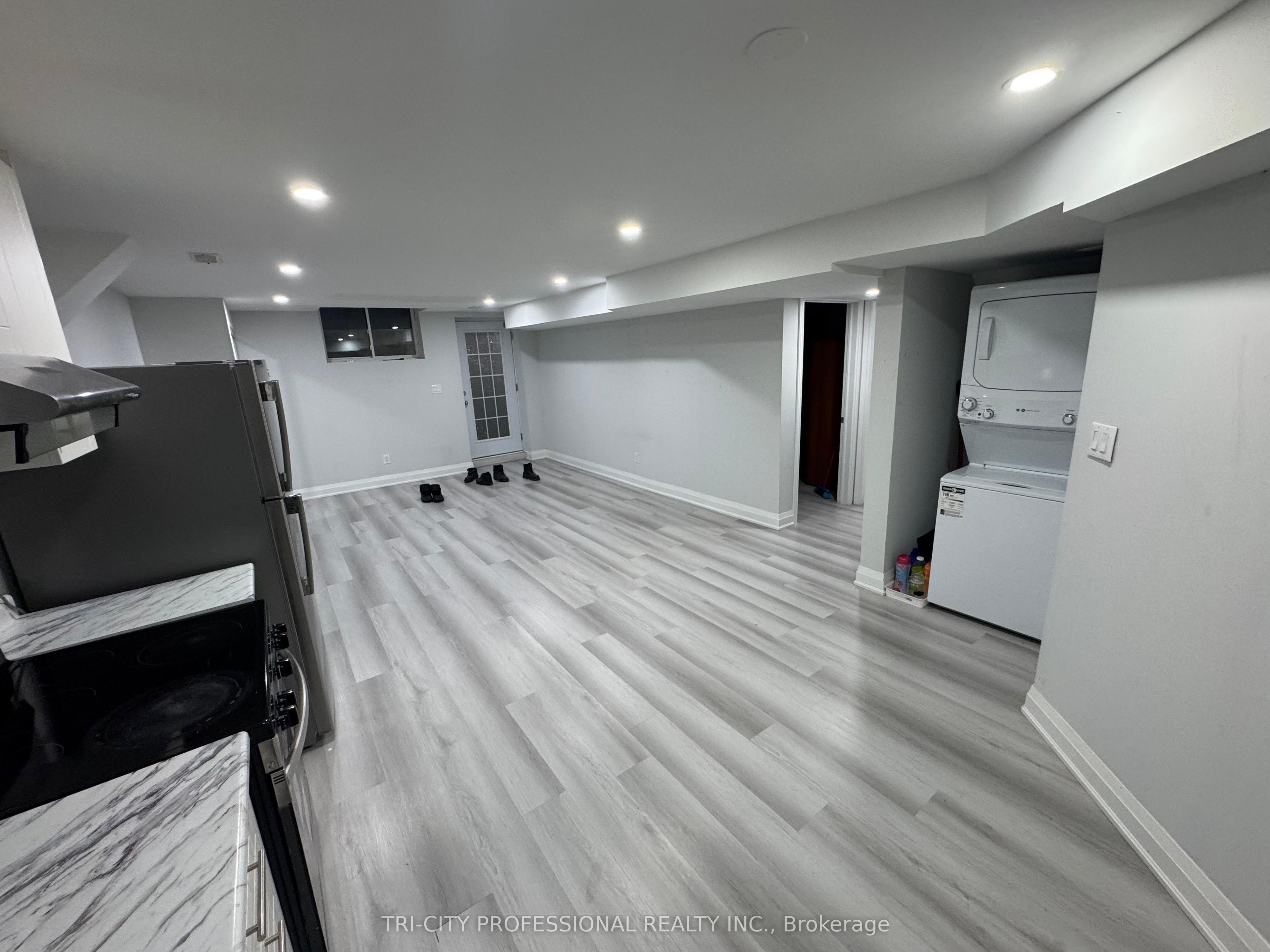 13 Riley Avenue E Property Photo 2