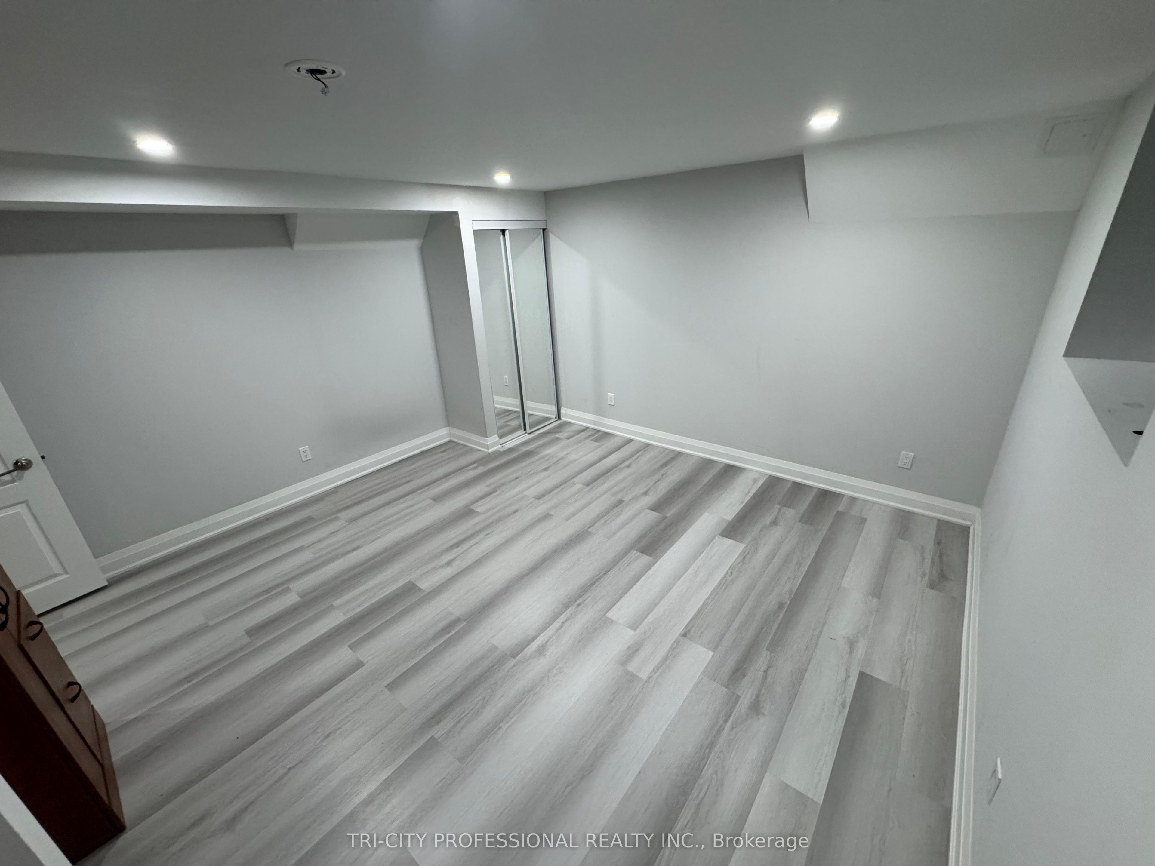 13 Riley Avenue E Property Photo 6