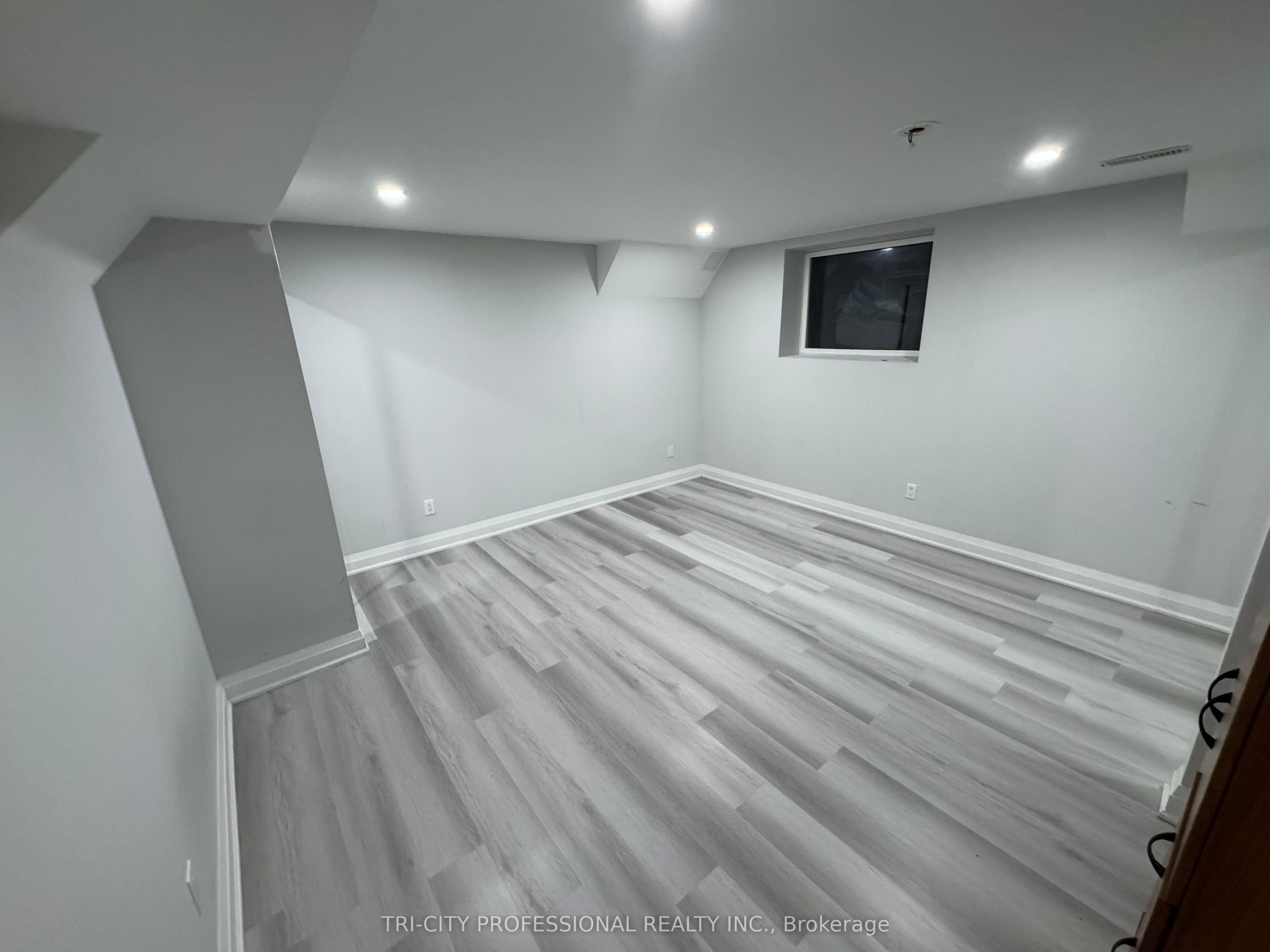 13 Riley Avenue E Property Photo 7