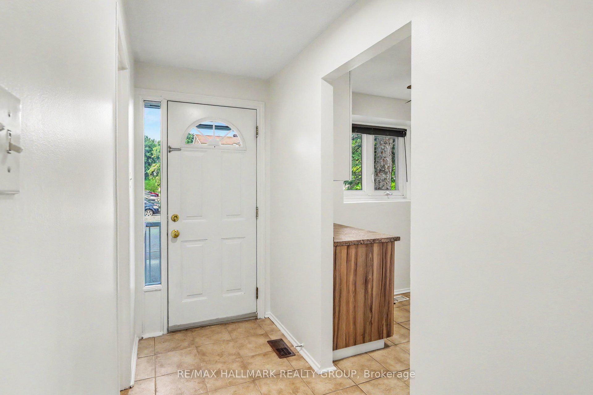 1747a Lamoureux Drive Property Photo 3