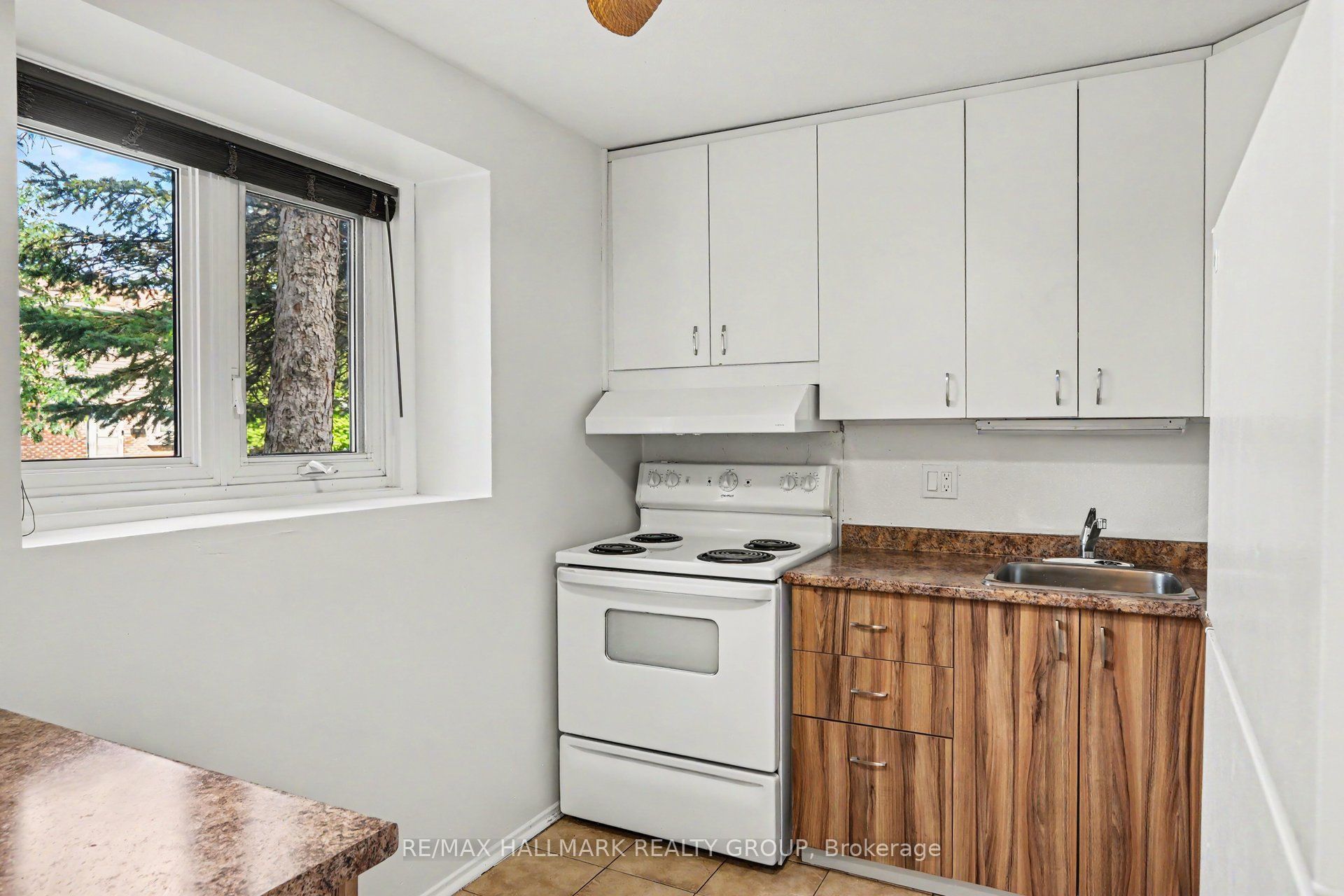 1747a Lamoureux Drive Property Photo 4